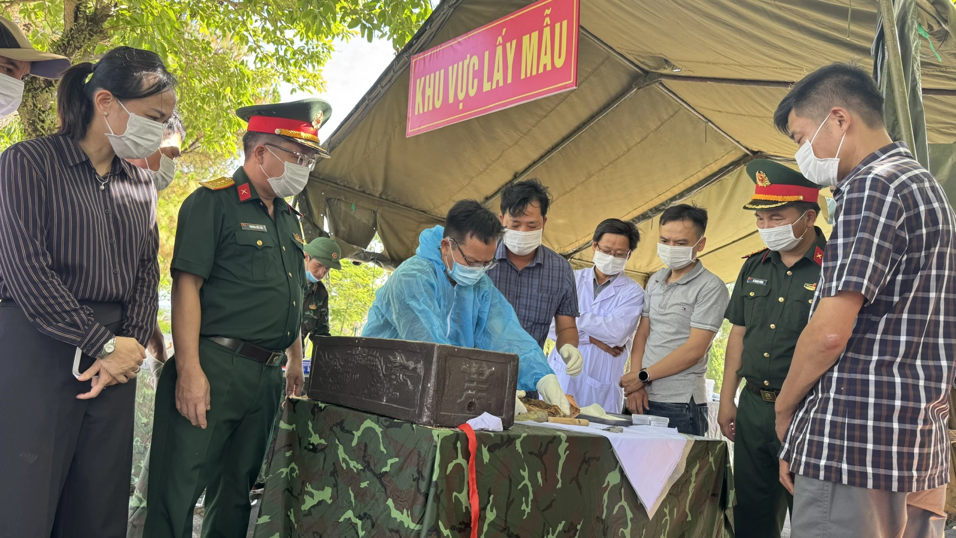 Trong đợt này, lực lượng thực hiện hoàn thành việc lấy mẫu với 5929 phần mộ liệt sỹ - Ảnh: MT