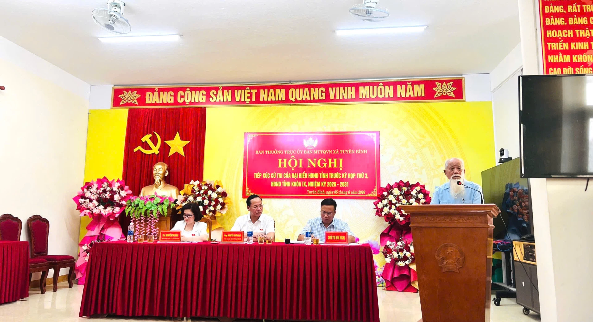 Cử tri xã Tuyên Bình phát biểu ý kiến tại buổi tiếp xúc cử tri - Ảnh: Thùy Trang