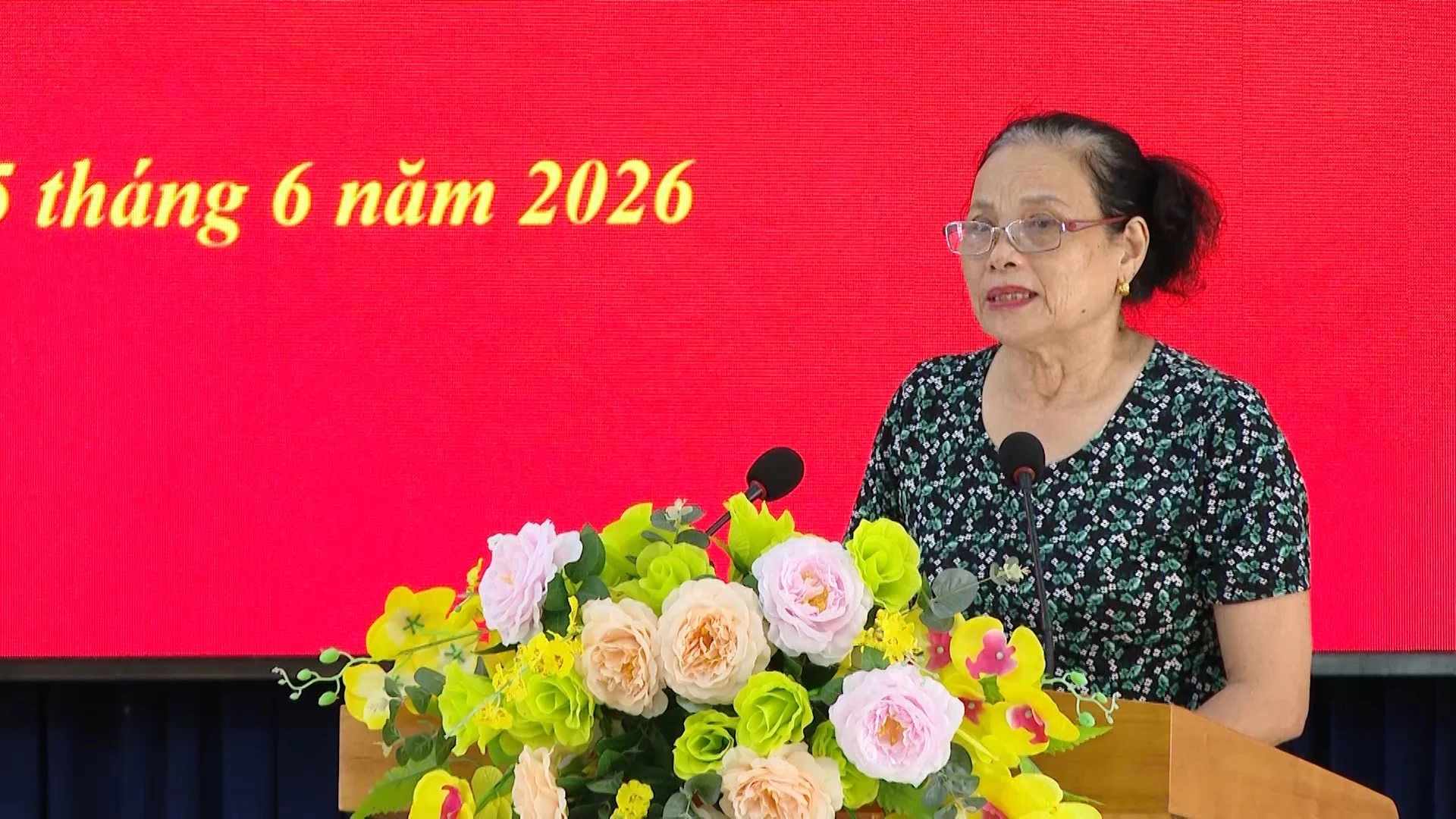 Cử tri bày tỏ tâm tư, nguyện vọng tại buổi tiếp xúc - Ảnh: T.L