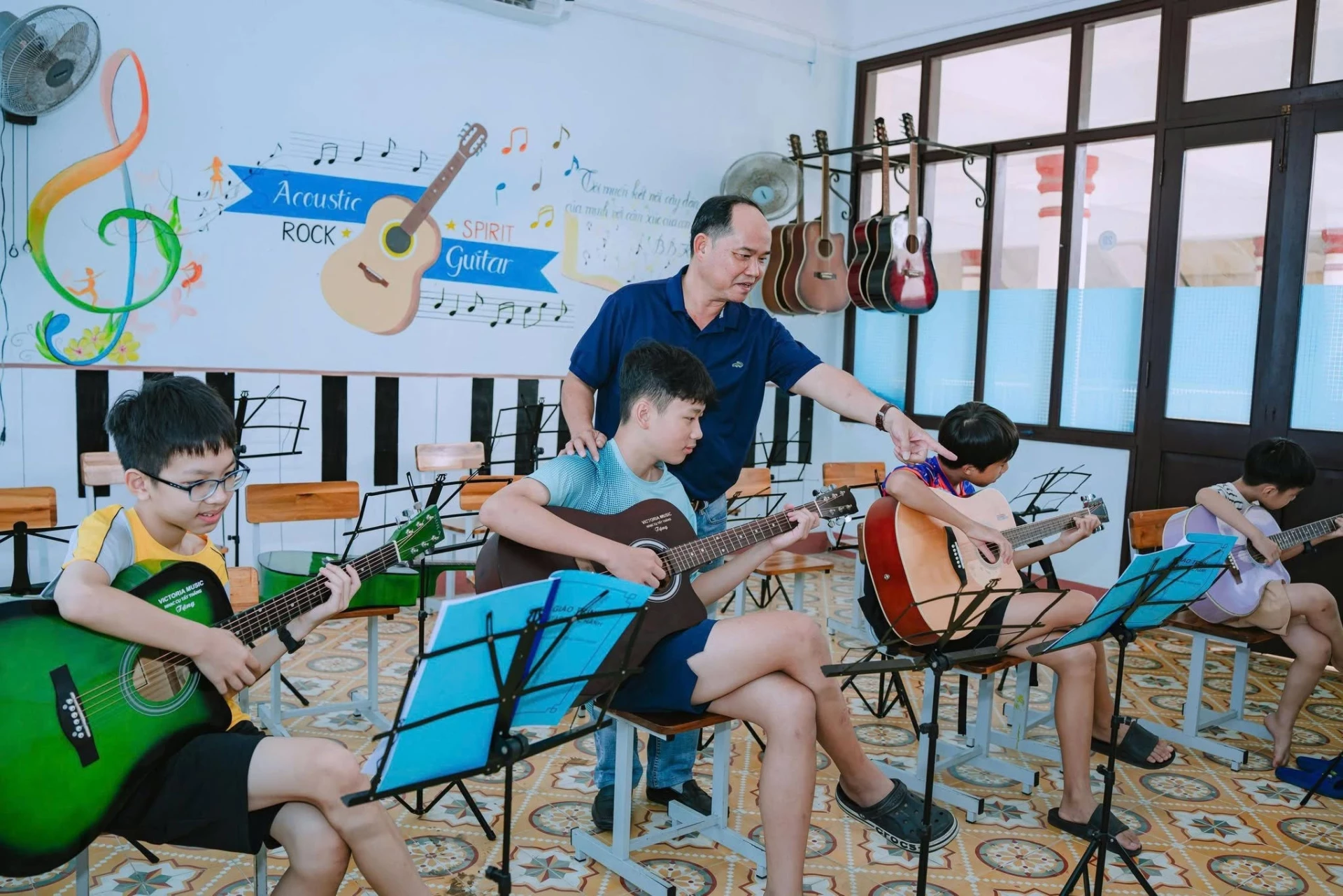 Lớp học đàn ghita - Ảnh: TTHĐTTN  