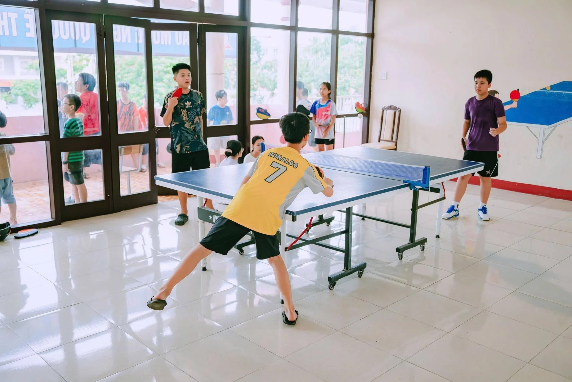 Môn bóng bàn thu hút nhiều thanh thiếu nhi tham gia - Ảnh: TTHĐTTN 