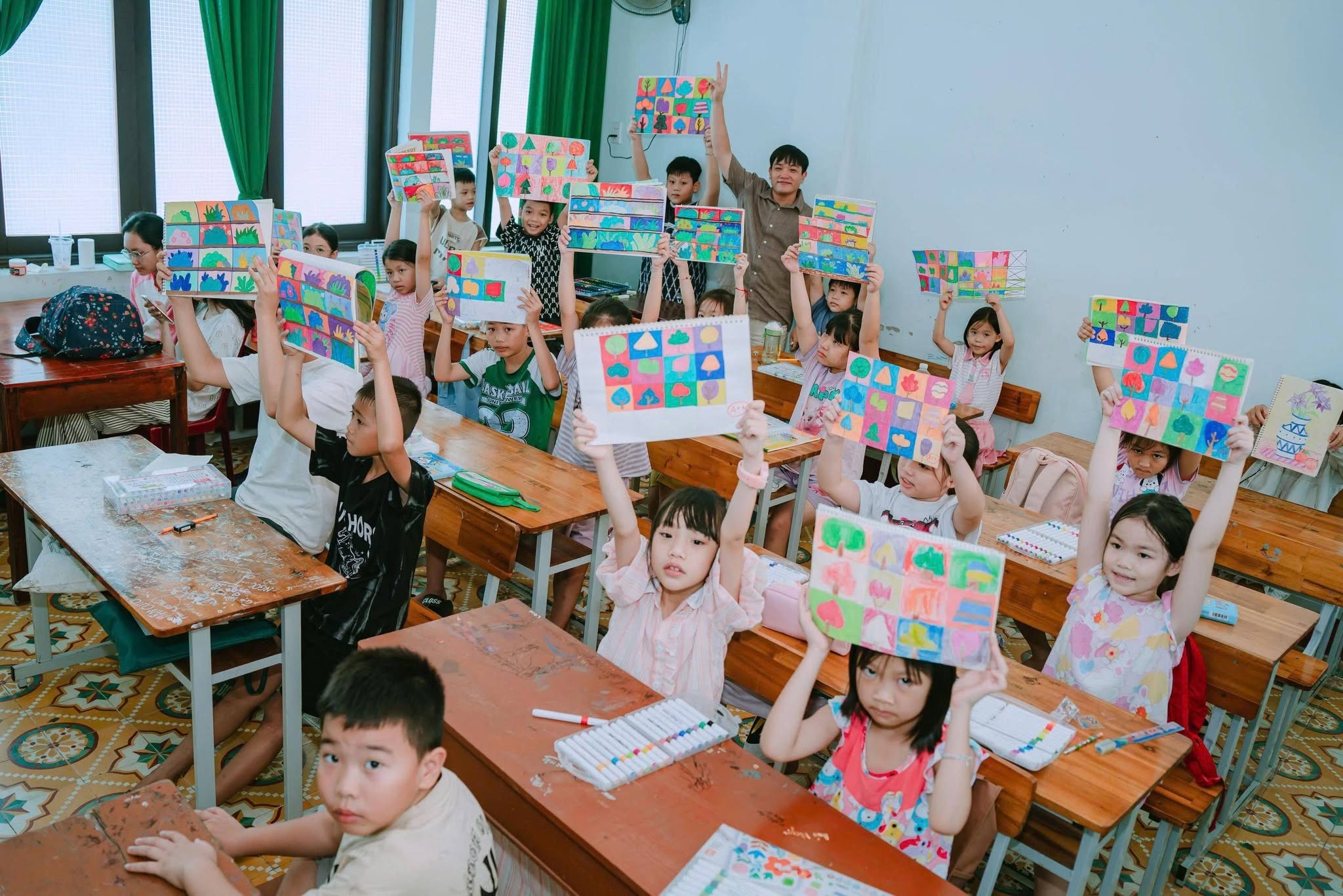 Các em thiếu nhi hào hứng với môn hội họa - Ảnh: Đ.V