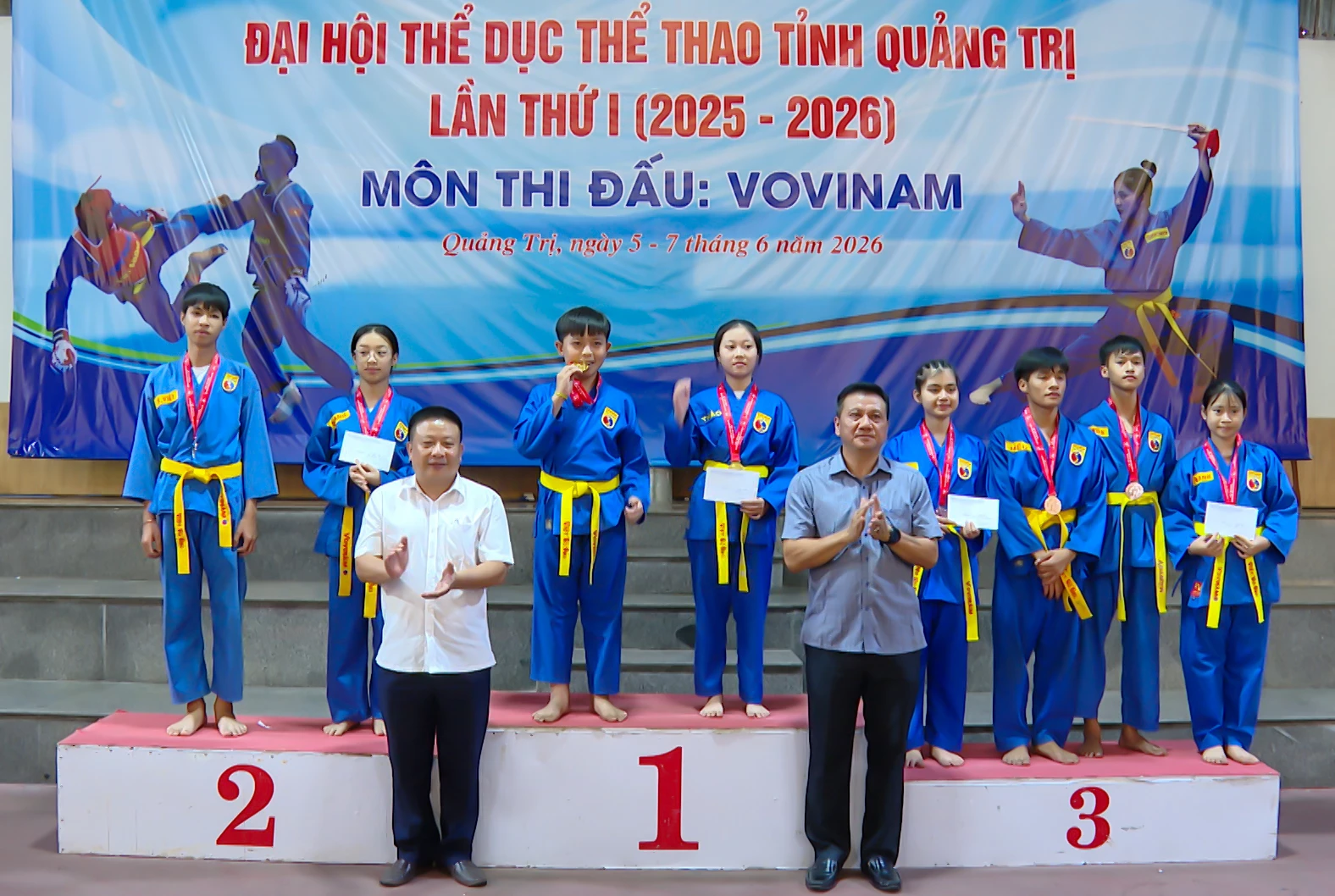 Ban Tổ chức trao giải cho các vận động viên đạt thành tích cao trong thi đấu giải giải Vovinam Đại hội TDTT tỉnh Quảng Trị - Ảnh: N.H

