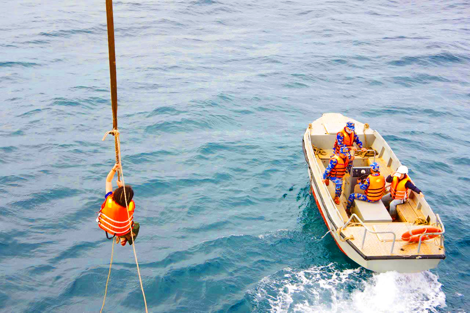 Để đến được với nhà giàn DK1, các phóng viên, nhà báo phải đu dây - Ảnh: NVCC