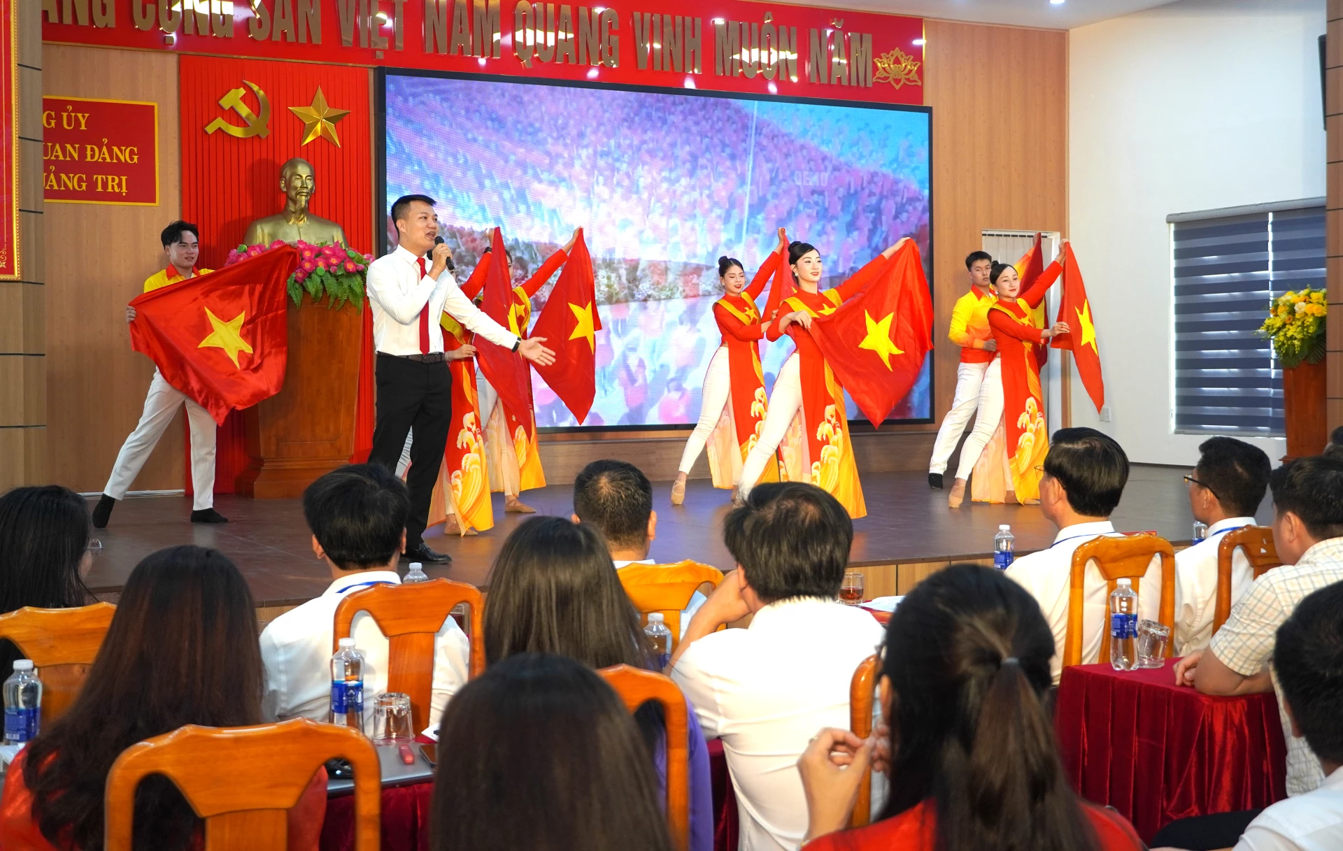 Tiết mục văn nghệ chào mừng hội thi - Ảnh: H.Tr.