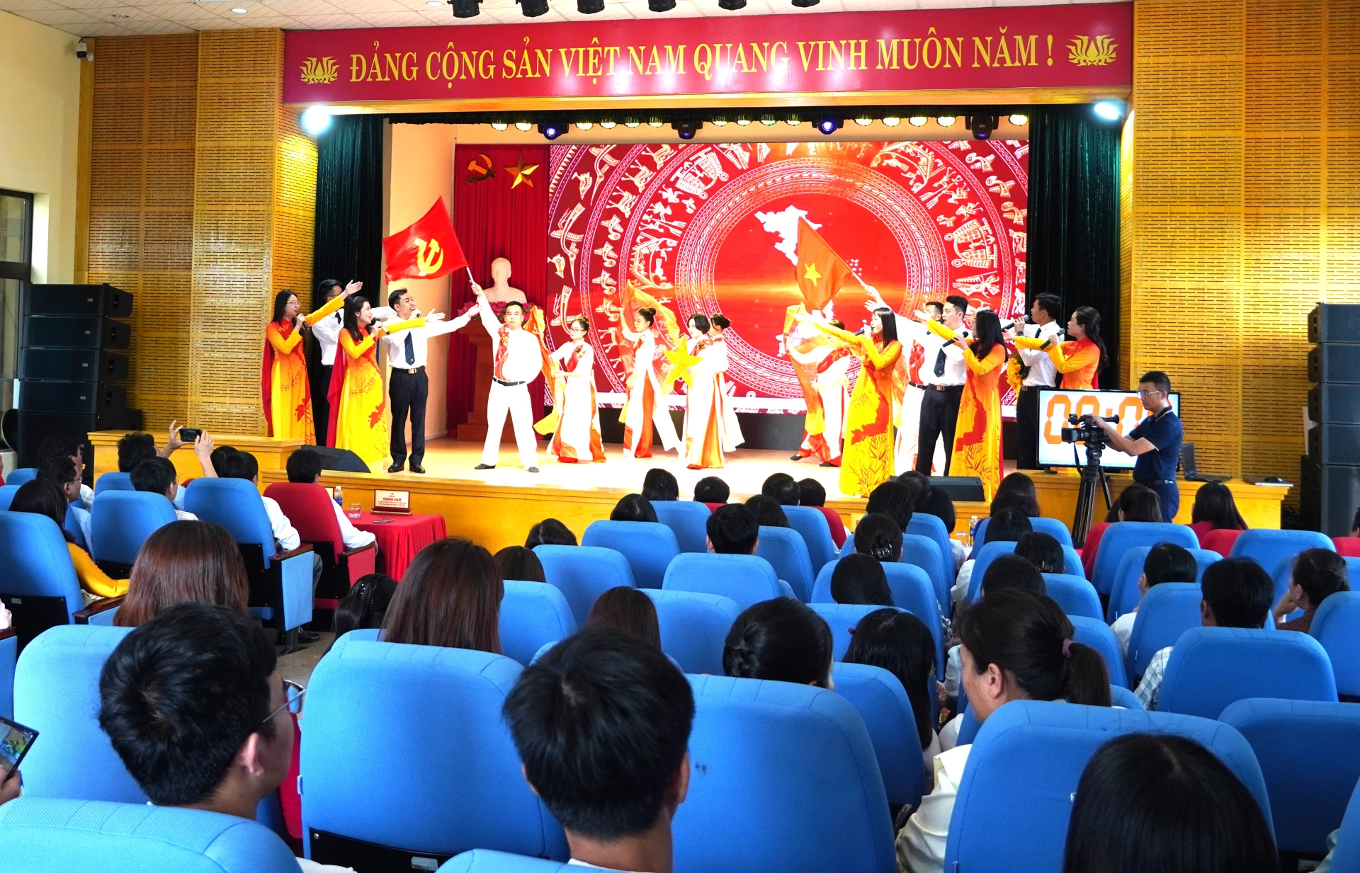 Tiết mục văn nghệ chào mừng hội thi - Ảnh: H.Tr.