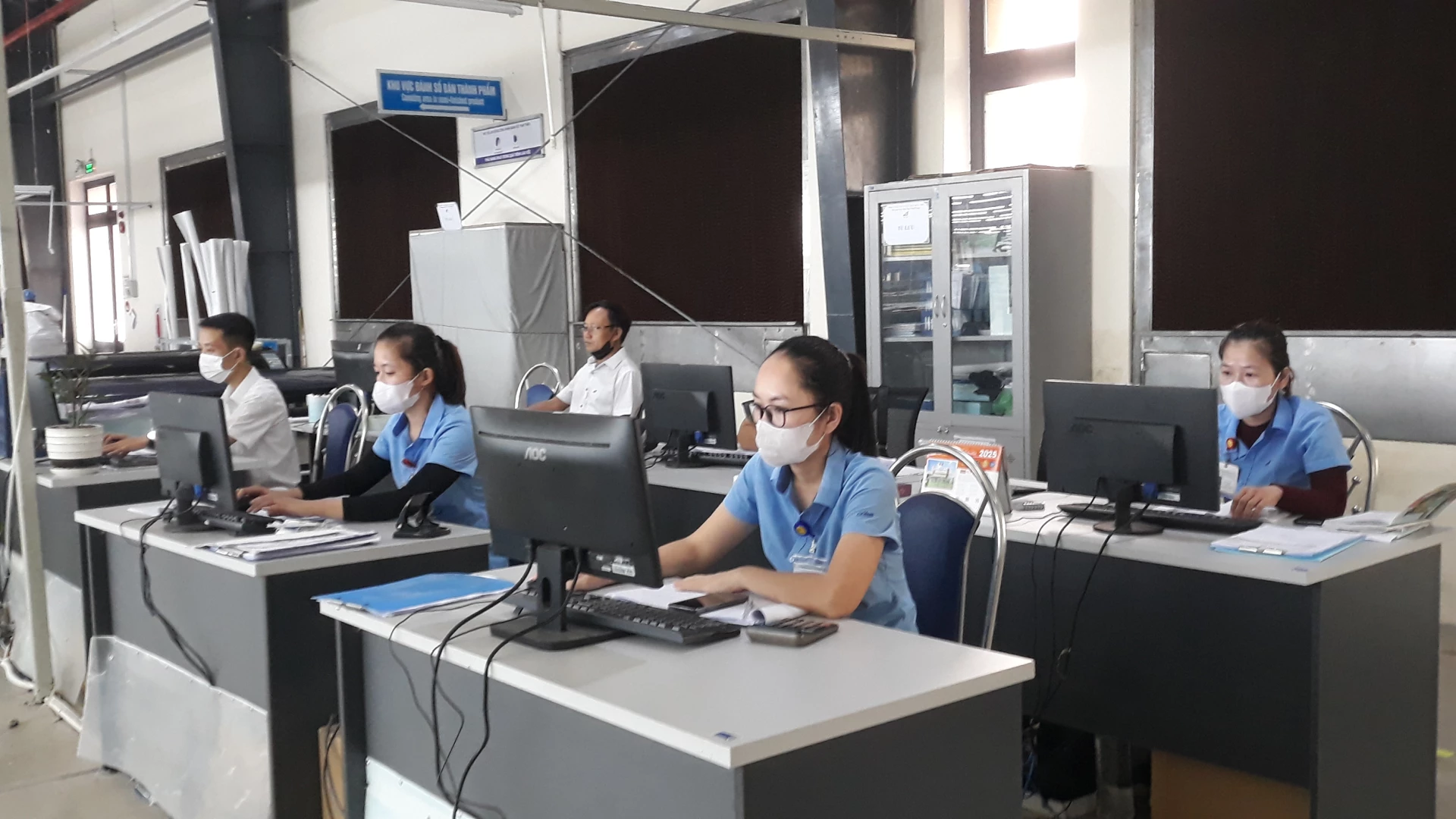 Nhà máy may Hòa Thọ-Triệu Phong chú trọng khâu quản lý, thiết kế, kiểm tra nâng cao chất lượng sản phẩm - Ảnh: N.V