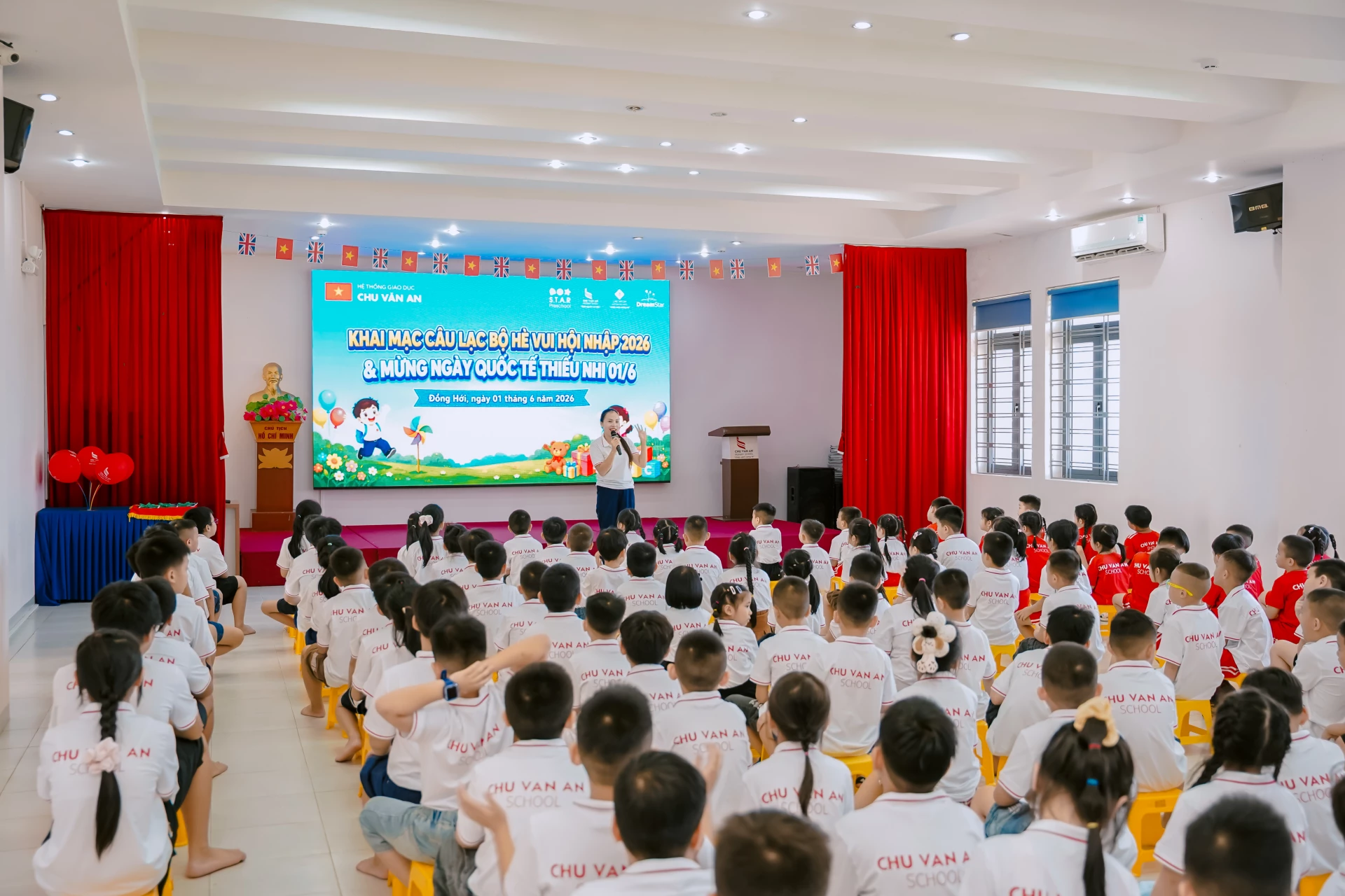 Các em học sinh tham gia khai mạc chương trình CLB Hè vui hội nhập 2026. Ảnh: Hệ thống giáo dục Chu Văn An