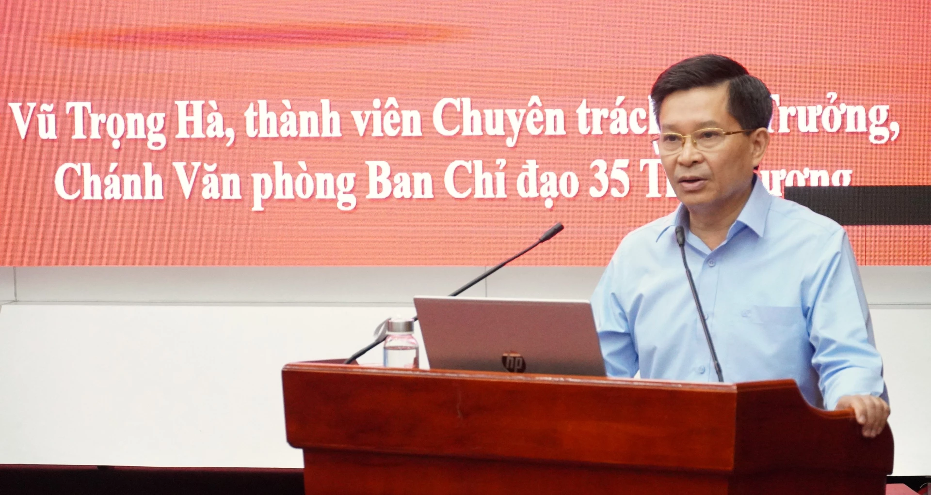 Đồng chí Vũ Trọng Hà, Vụ trưởng, Chánh Văn phòng, Thành viên chuyên trách BCĐ 35 Trung ương trình bày chuyên đề tại hội nghị - Ảnh: Q.V
