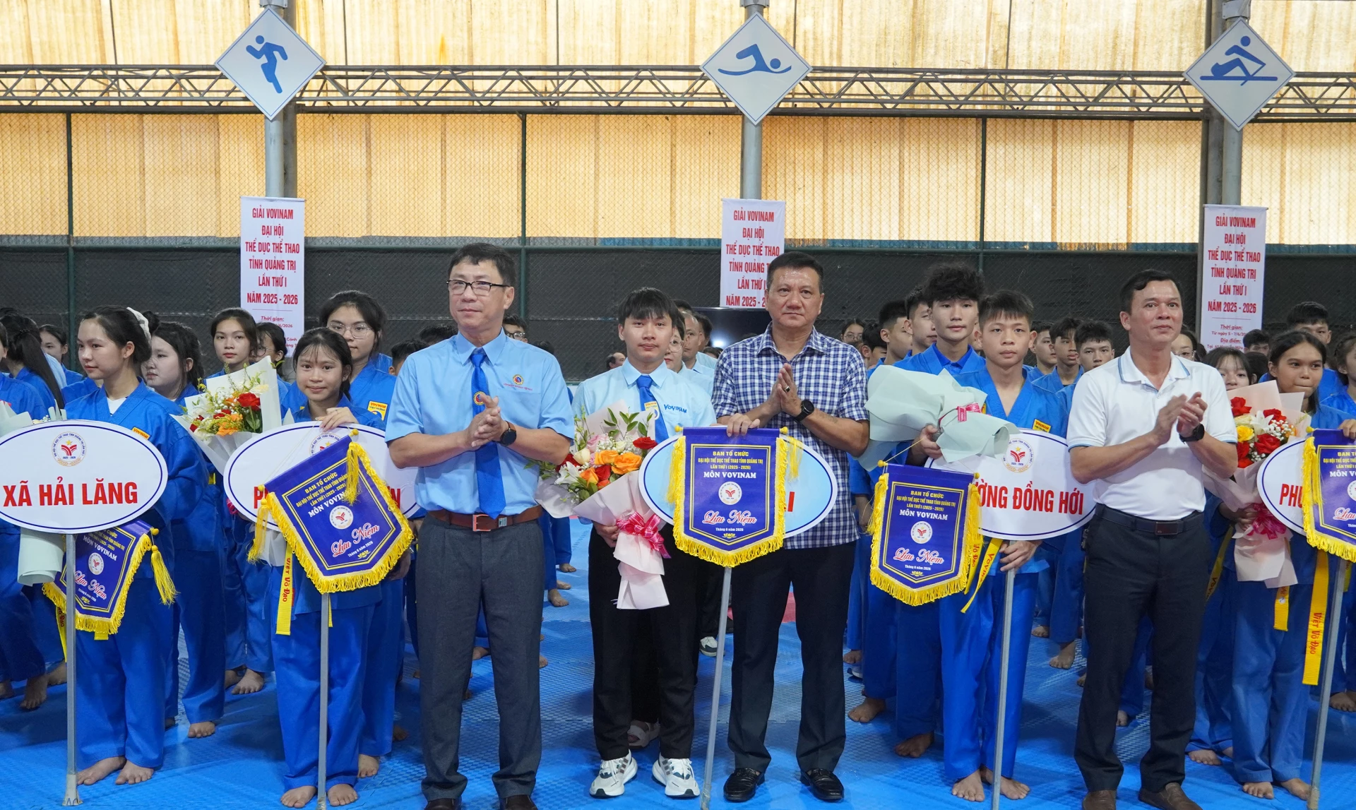 Ban Tổ chức tặng hoa, cơ lưu niệm cho các đoàn tham dự giải - Ảnh: N.H