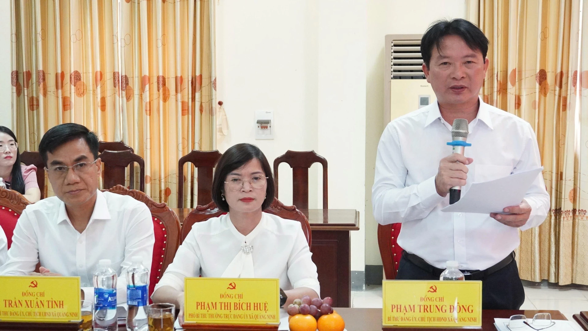 Đại diện Thường trực Đảng ủy các xã phát biểu tại buổi làm việc - Ảnh: Q.V