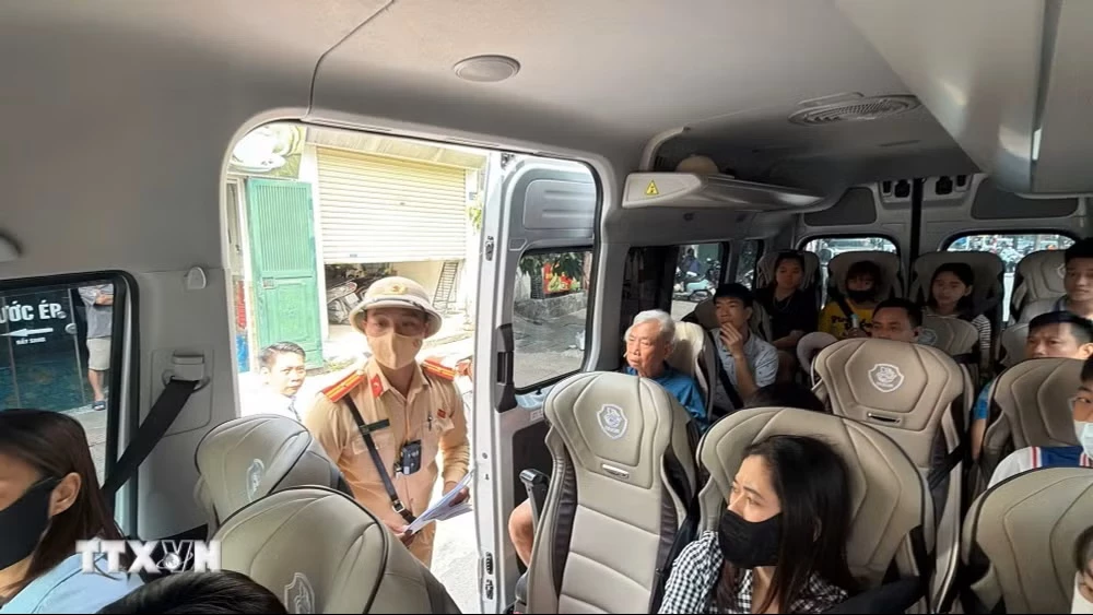 Kiểm tra một xe chở khách. (Ảnh minh họa. Nguồn: TTXVN)