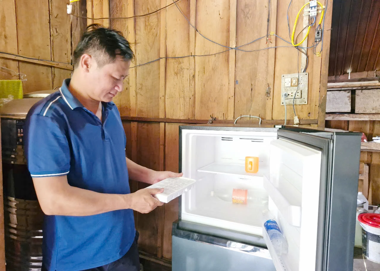 Tủ lạnh tặng cho giáo viên dạy tại điểm trường bản Dốc Mây đã được cấp điện, hoạt động ổn định - Ảnh: X.V