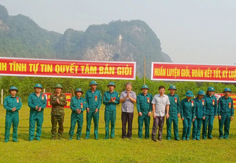 Lãnh đạo xã Tân Thành thăm, tặng quà, động viên lực lượng tham gia huấn luyện - Ảnh: X.V