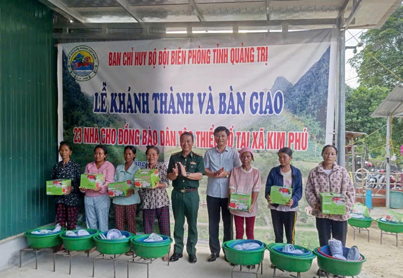 Đồng chí Trương An Ninh, Ủy viên Ban Thường vụ, Trưởng ban Tuyên giáo và Dân vận Tỉnh ủy cùng Đại tá Trịnh Thanh Bình, Chỉ huy trưởng Ban Chỉ huy BĐBP tỉnh trao quà cho đồng bào- Ảnh: BP