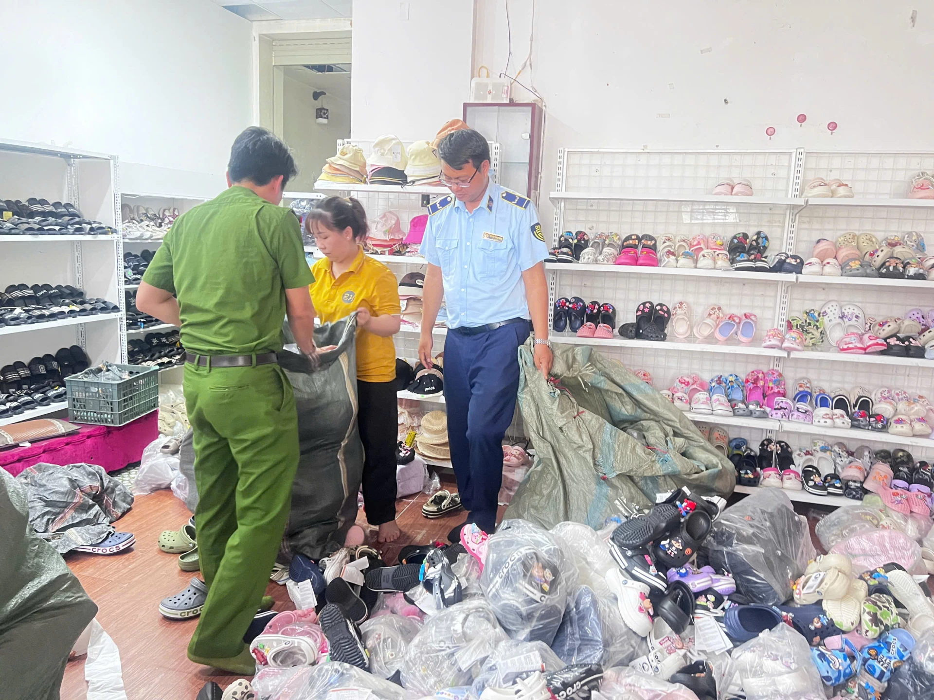 Nhiều hàng hóa là giày dép được phát hiện tại 2 cơ sở Bin Heo và AT shoes giả mạo các thương hiệu nổi tiếng - Ảnh: CAQT