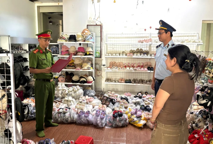 Khởi tố 2 chủ cơ sở kinh doanh hàng giả mạo thương hiệu nổi tiếng