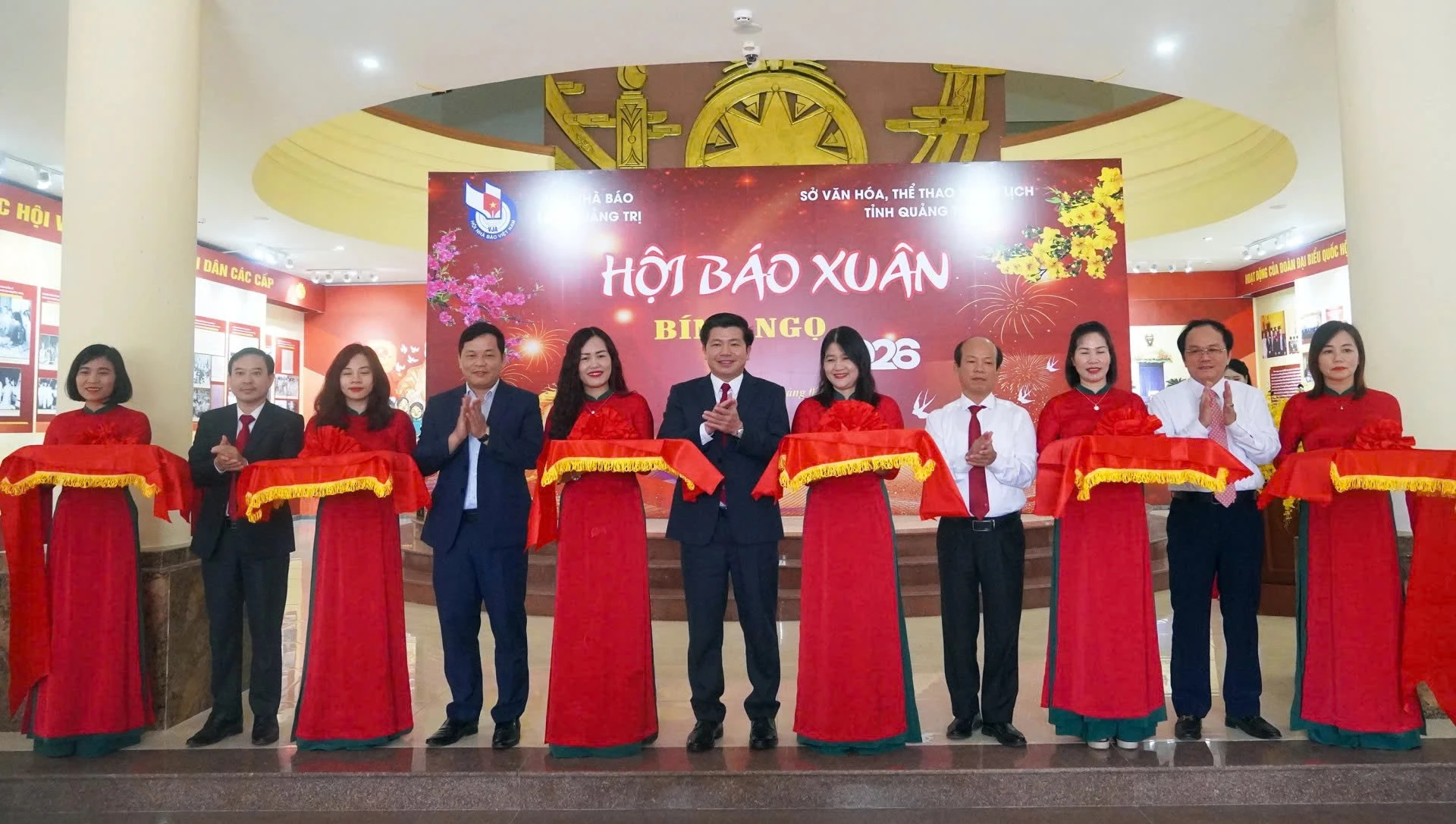 Đồng chí Trần Vũ Khiêm, Phó Bí thư Thường trực Tỉnh ủy và các đại biểu cắt băng khai mạc Hội báo Xuân năm 2026 - Ảnh: T.L