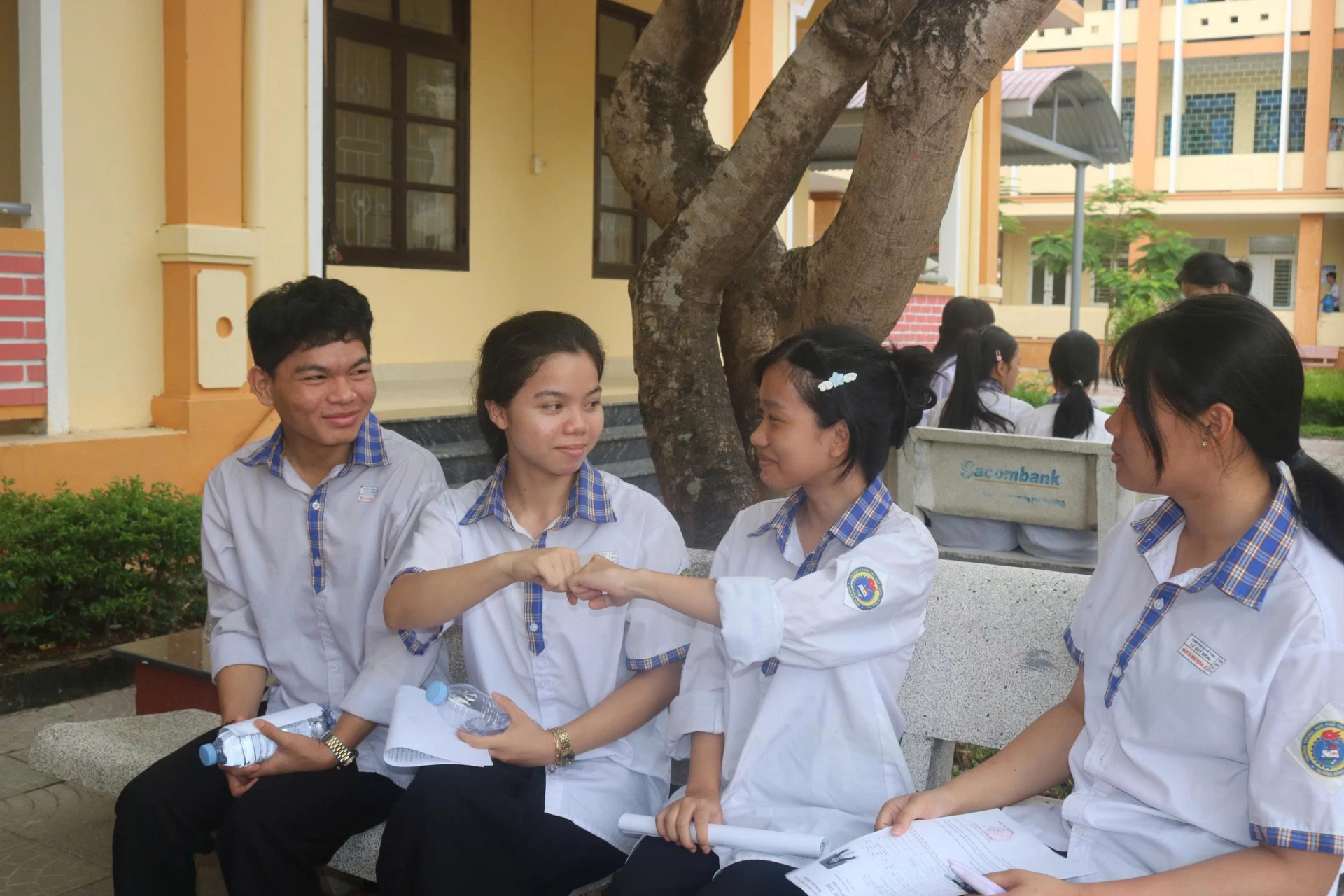 Thí sinh động viên nhau cùng cố gắng đạt điểm cao trong kỳ thi - Ảnh: Nh.V