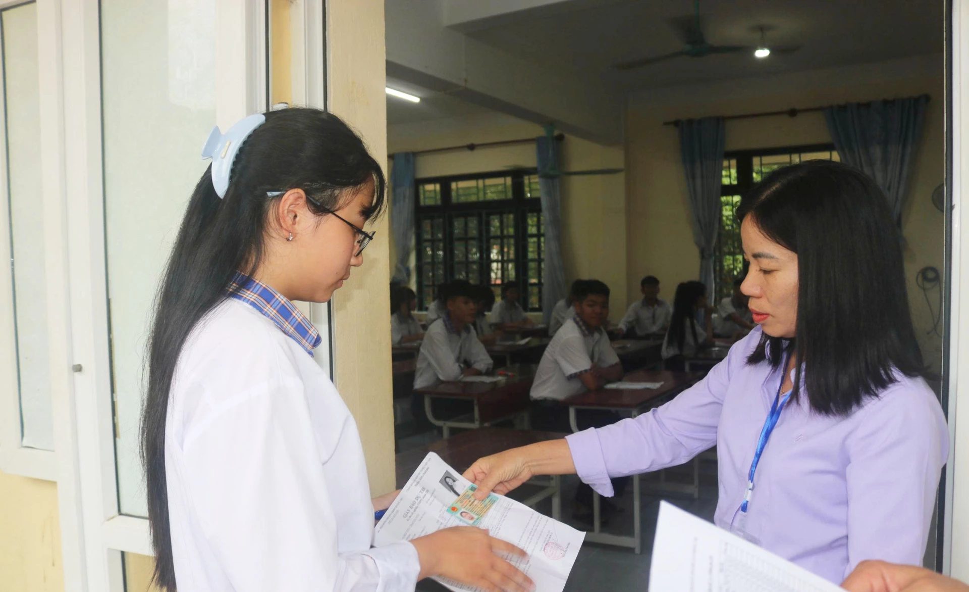 Cán bộ coi thi luôn tăng cường các biện pháp nhằm bảo đảm cho kỳ thi diễn ra an toàn, đúng quy chế - Ảnh: Nh.V