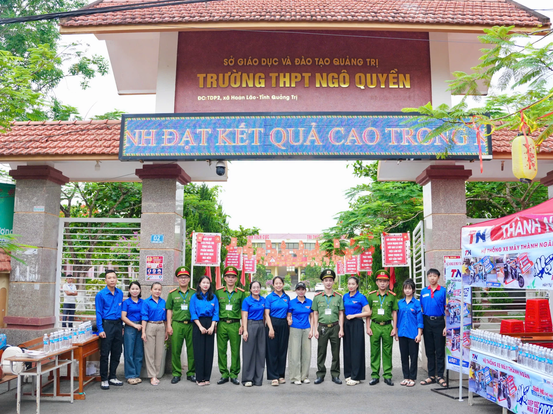 Các lực lượng đồng hành với thí sinh -Ảnh: NH.V