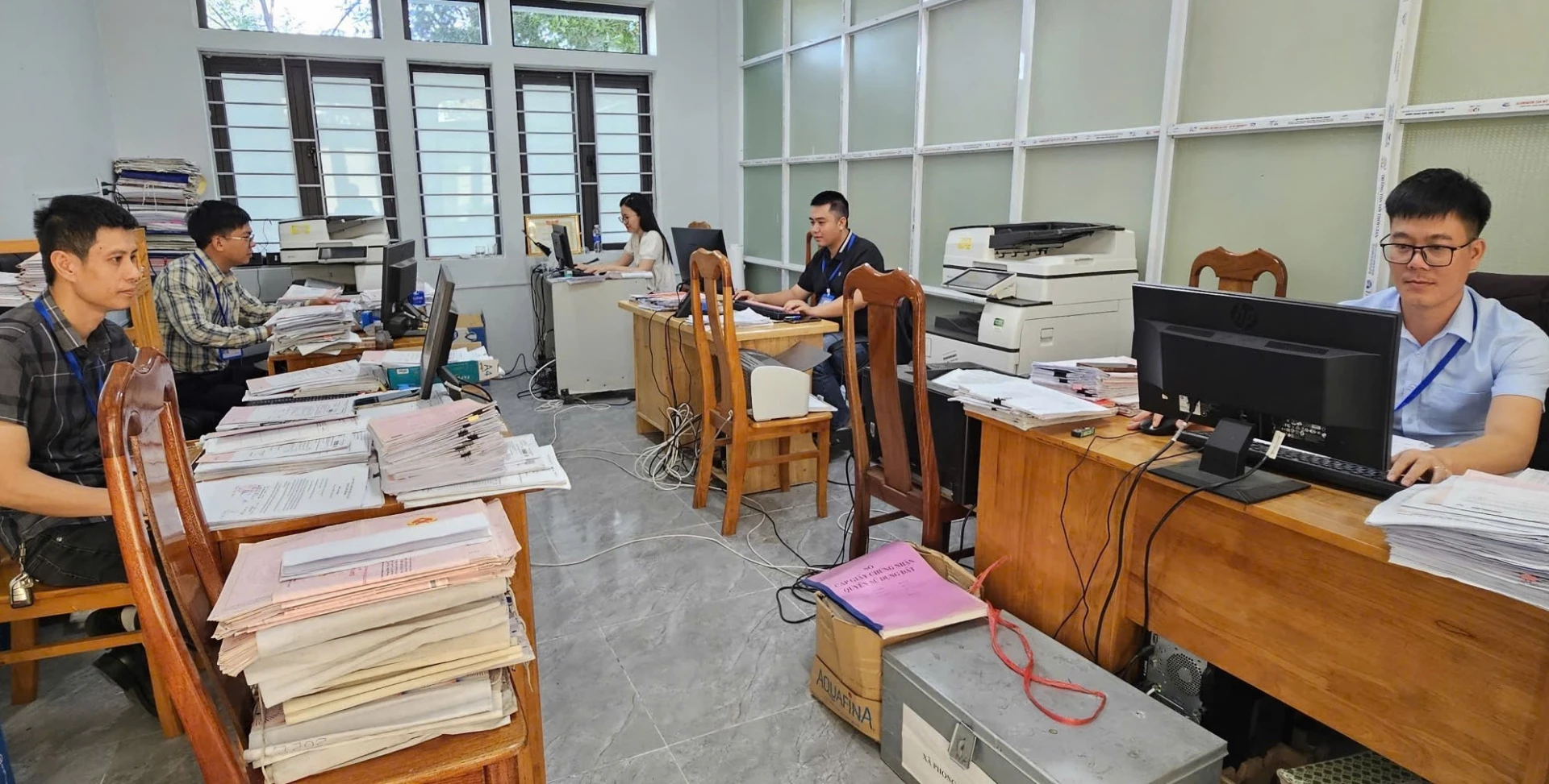 Cán bộ các chi nhánh văn phòng đăng ký đất đai trên địa bàn tỉnh tập trung thực hiện nhiệm vụ đợt cao điểm 30 ngày đêm “làm giàu, làm sạch” dữ liệu về đất đai -Ảnh: M.L