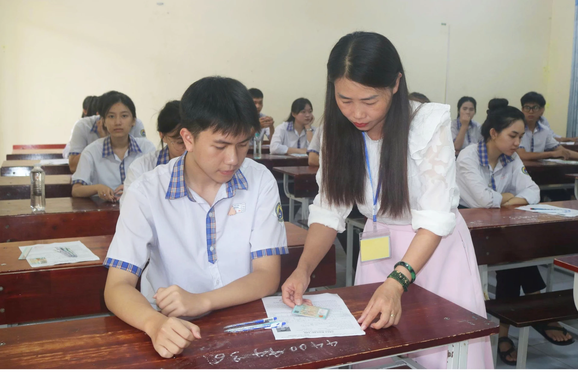 Cán bộ coi thi thường xuyên nhắc nhở thí sinh thực hiện nghiêm túc quy chế thi -Ảnh: NH.V