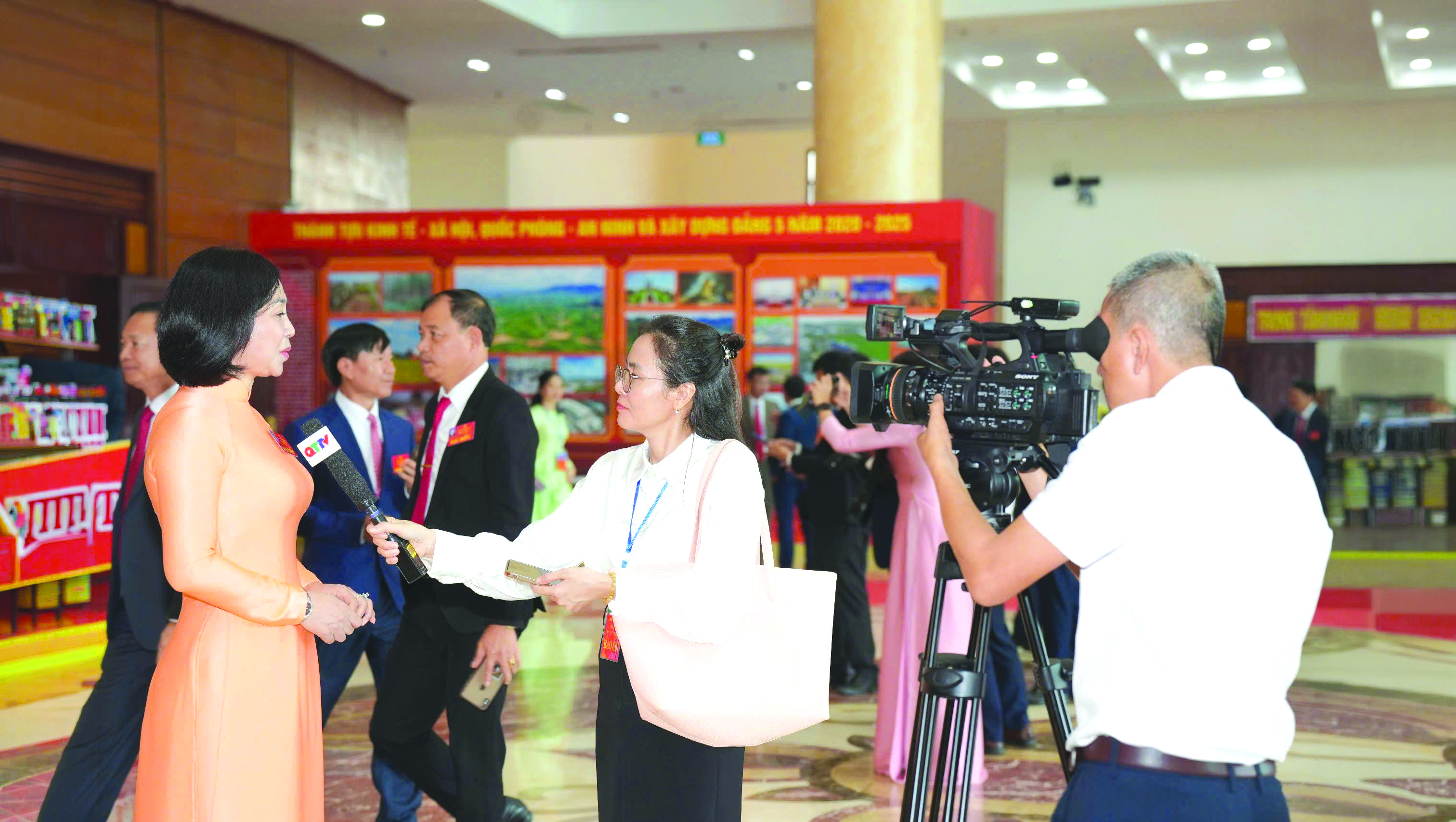 Phóng viên phòng Thời sự, Báo và phát thanh, truyền hình Quảng Trị phỏng vấn đại biểubên lề Đại hội đại biểu tỉnh Quảng Trị lần thứ I, nhiệm kỳ 2025-2030 - Ảnh: T.L