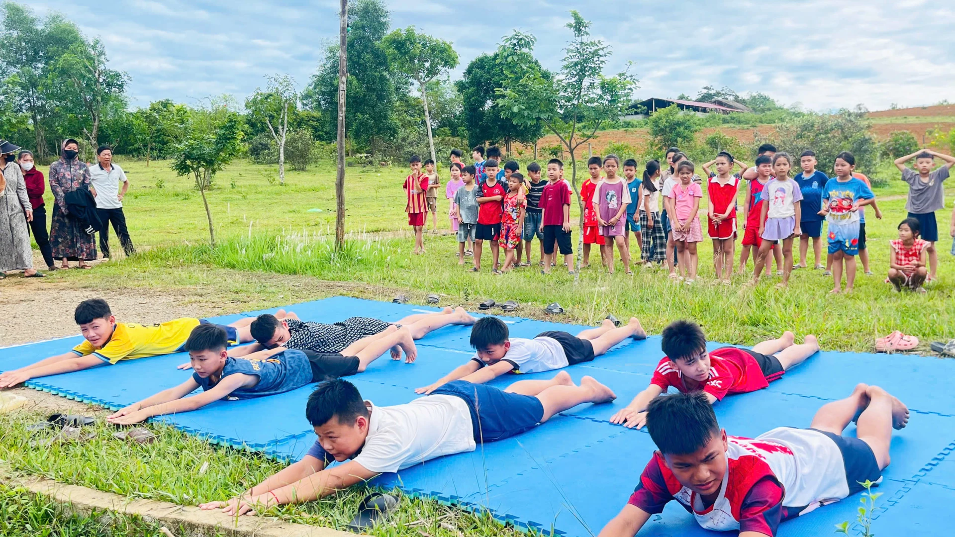 Các em học sinh được truyền đạt các kiến thức cần thiết, góp phần giảm thiểu rủi ro và nâng cao ý thức phòng tránh tai nạn đuối nước - Ảnh: X.P