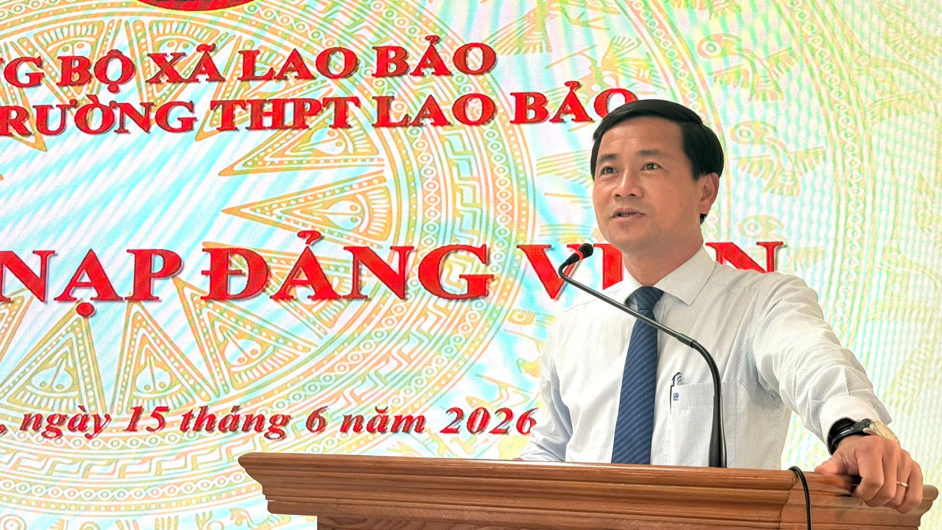 Đồng chí Trần Bình Thuận, Bí thư Đảng ủy xã Lao Bảo phát biểu chúc mừng các Đảng viên trẻ - Ảnh: Hoàng Hùng