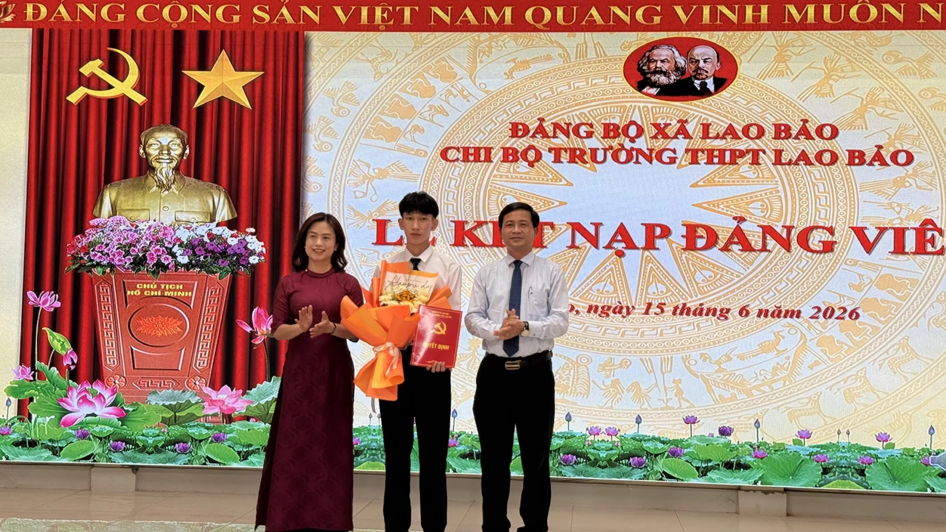 Các đại biểu chúc mừng các đảng viên trẻ - Ảnh: Hoàng Hùng 