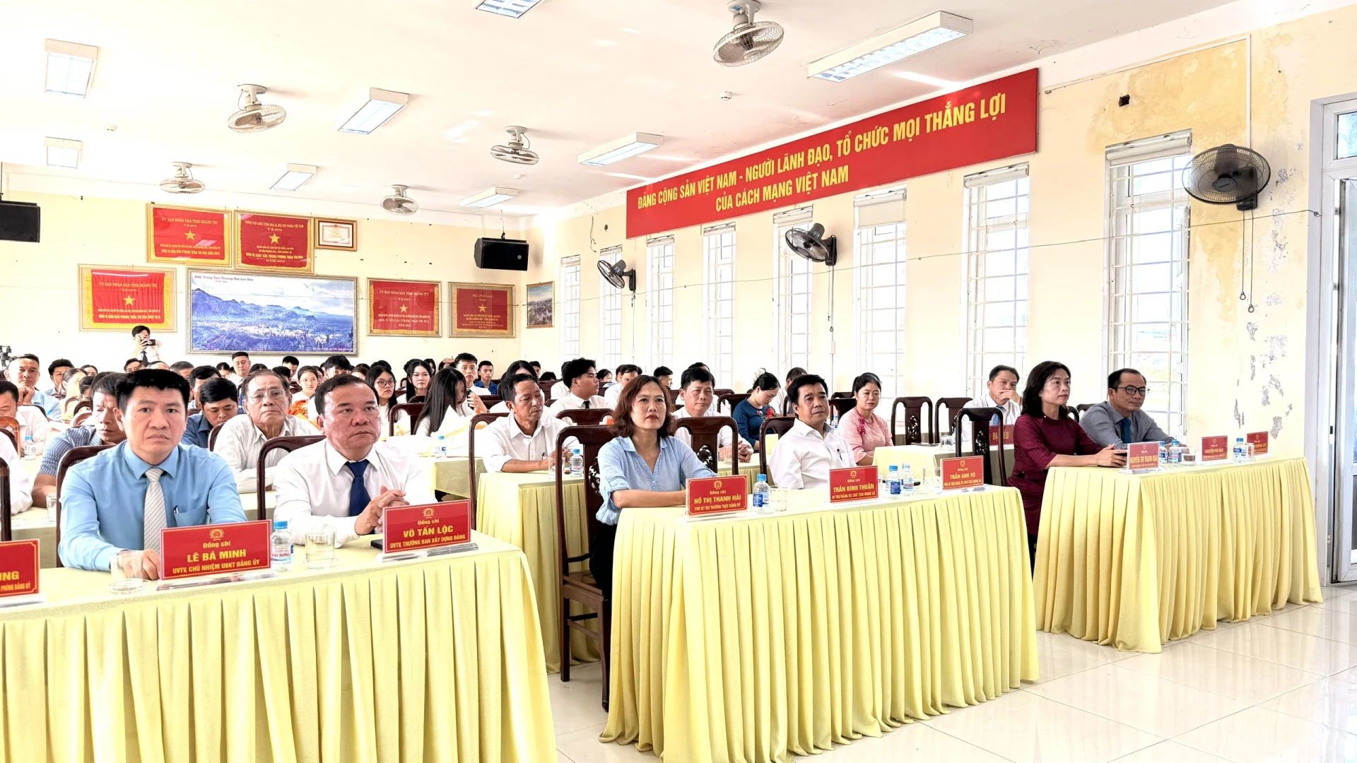 Đại biểu dự lễ kết nạp Đảng cho các học sinh ưu tú - Ảnh: Hoàng Hùng