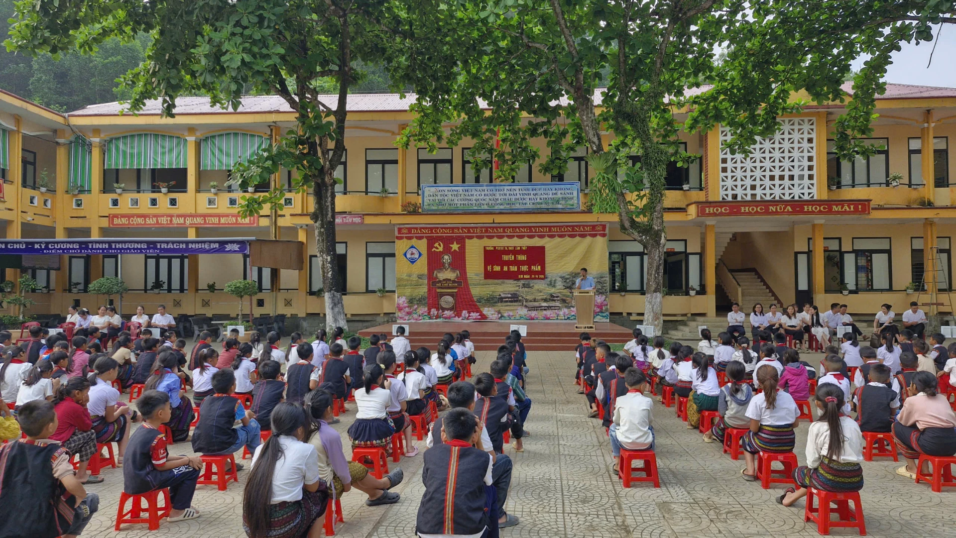 Một buổi sinh hoạt của học sinh Trường Phổ thông dân tộc bán trú tiểu học và THCS Lâm Thủy - Ảnh: V.M