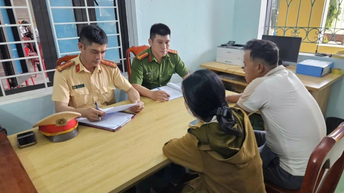 Xử lý người phụ nữ nằm giữa đường, cản trở giao thông