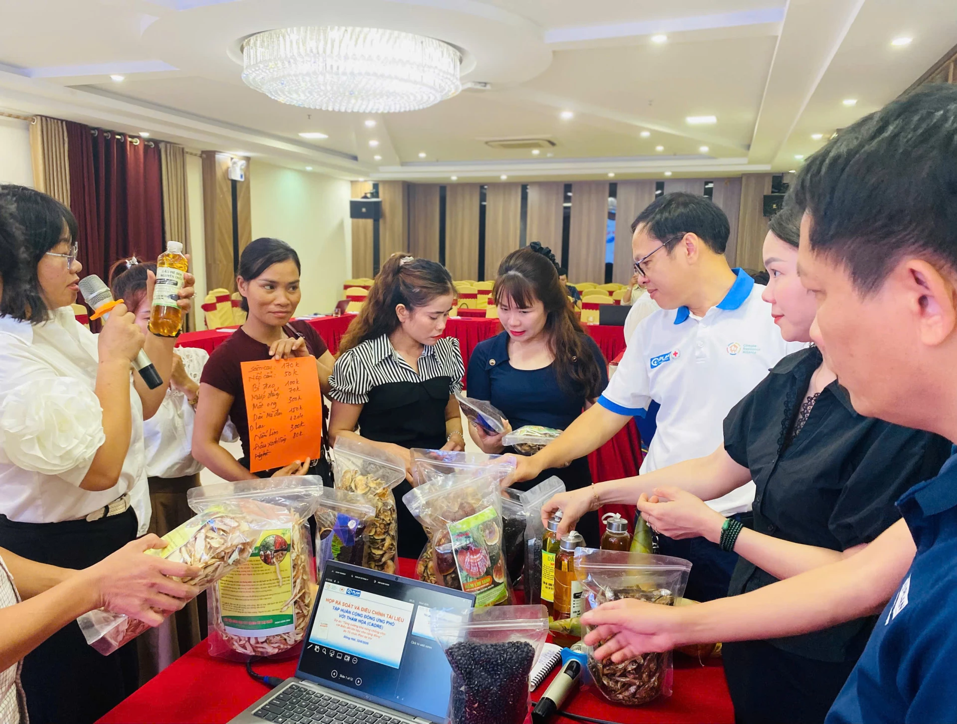 Chương trình tập huấn kết hợp giữa lý thuyết và thực nghiệm để nâng cao kỹ năng bán hàng và trưng bày cho học viên - Ảnh: T.L