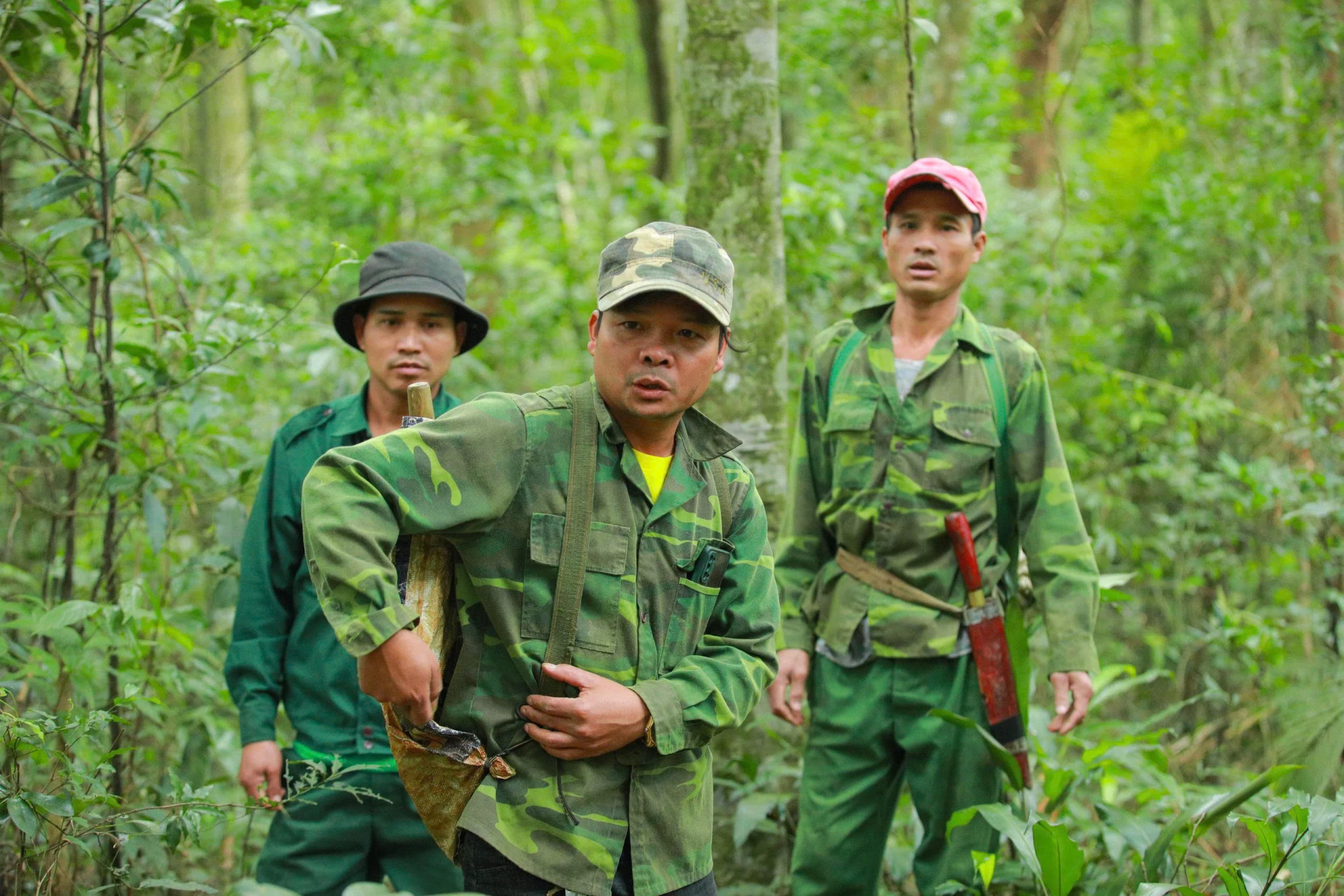 Anh Hồ Chương (ở giữa), thành viên Tổ bảo vệ rừng cộng đồng thôn Hồ, xã Hướng Phùng - Ảnh P.T.L