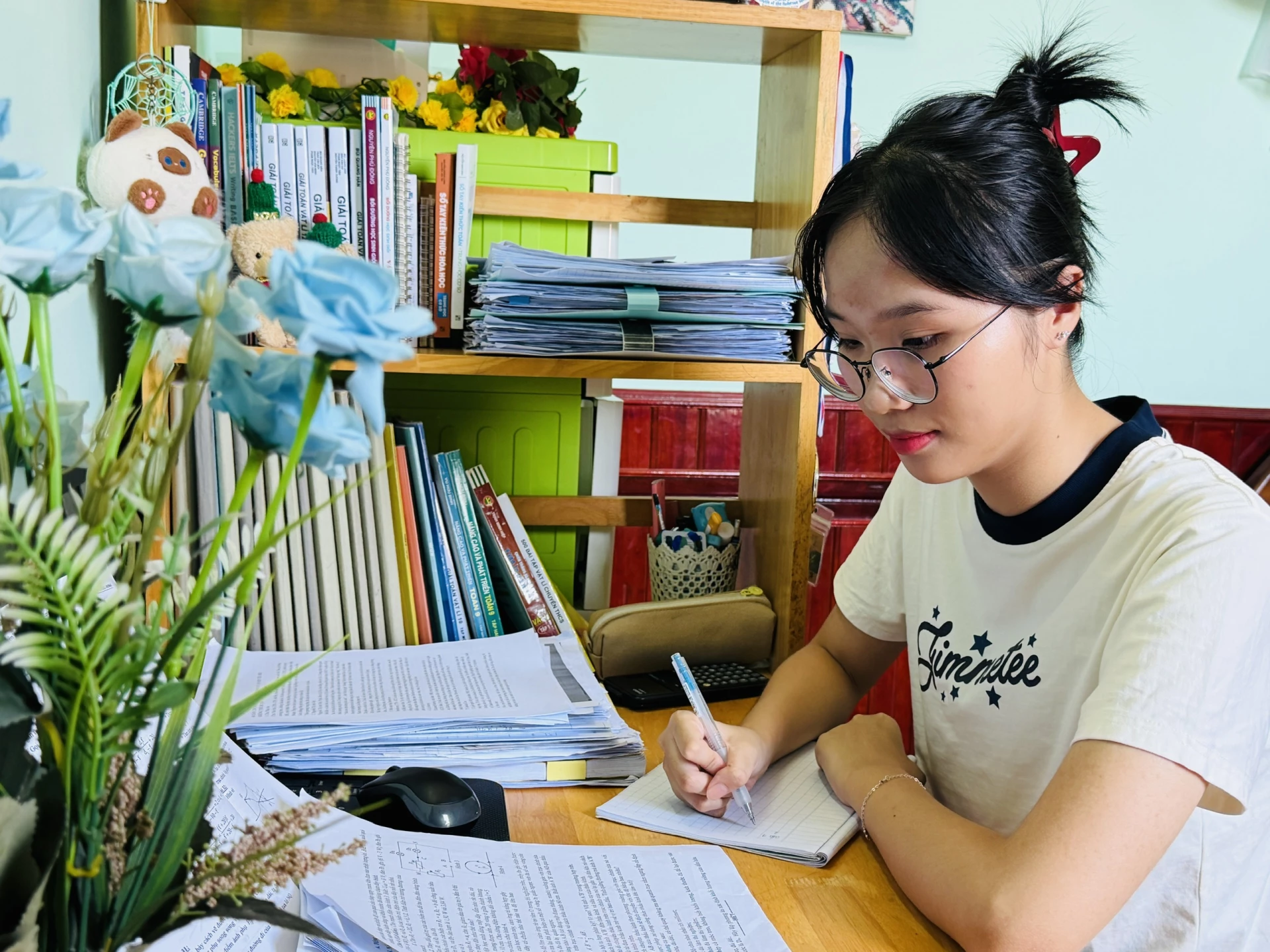 Hồ Quỳnh Hương bên gọc học tập tại nhà riêng