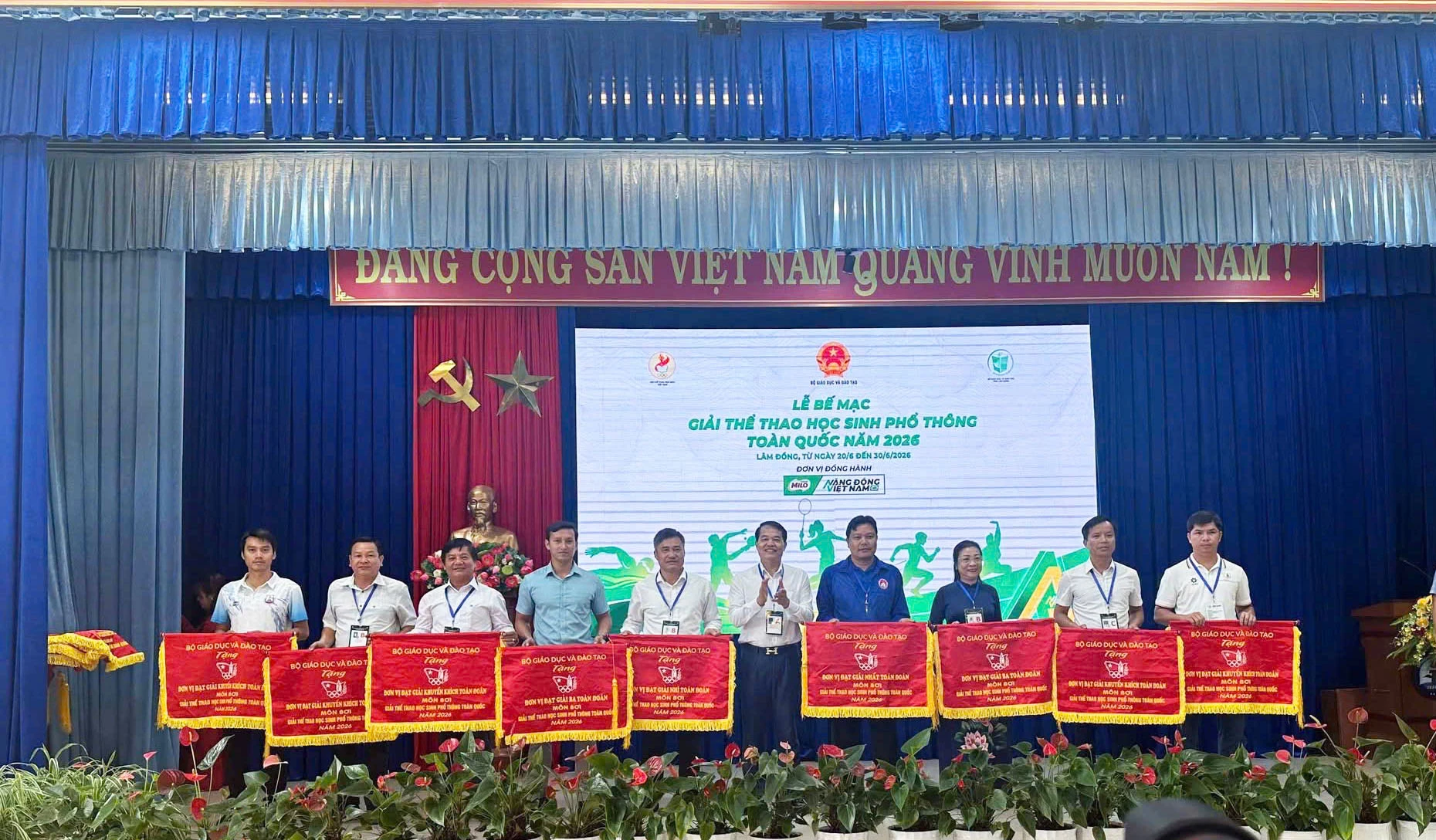 Ban tổ chức trao giải cho các đội tuyển bơi - Ảnh: (NVCC)