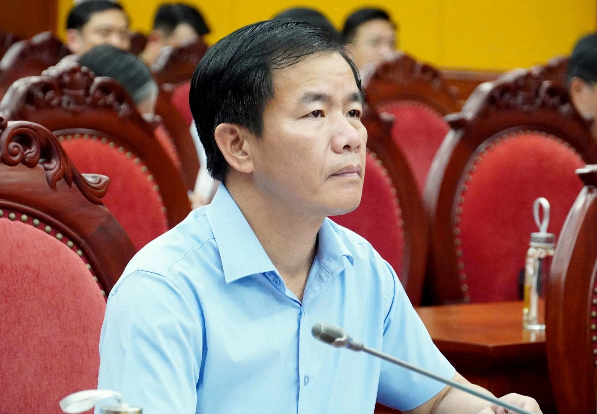 Đồng chí Nguyễn Văn Phương, Bí thư Tỉnh ủy và đồng chí Trần Vũ Khiêm, Phó Bí thư Thường trực Tỉnh ủy, Trưởng đoàn đại biểu Quốc hội tỉnh tham dự phiên họp - Ảnh: Q.V