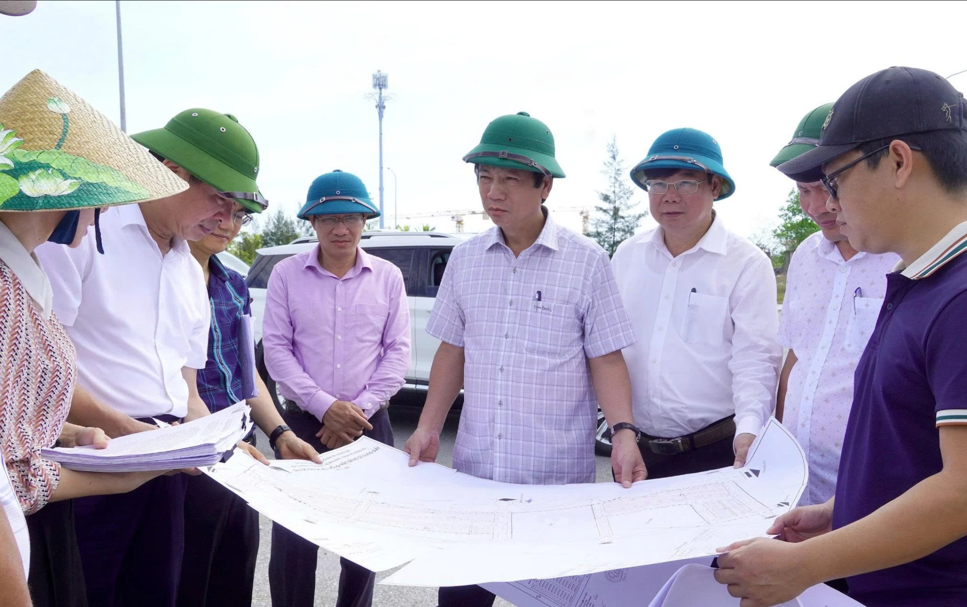 Đồng chí Hoàng Nam, Ủy viên Ban Thường vụ Tỉnh ủy, Phó Chủ tịch Thường trực UBND tỉnh và đoàn công tác kiểm tra, tháo gỡ khó khăn giải phóng mặt bằng một số dự án trên địa bàn tỉnh - Ảnh: P.V