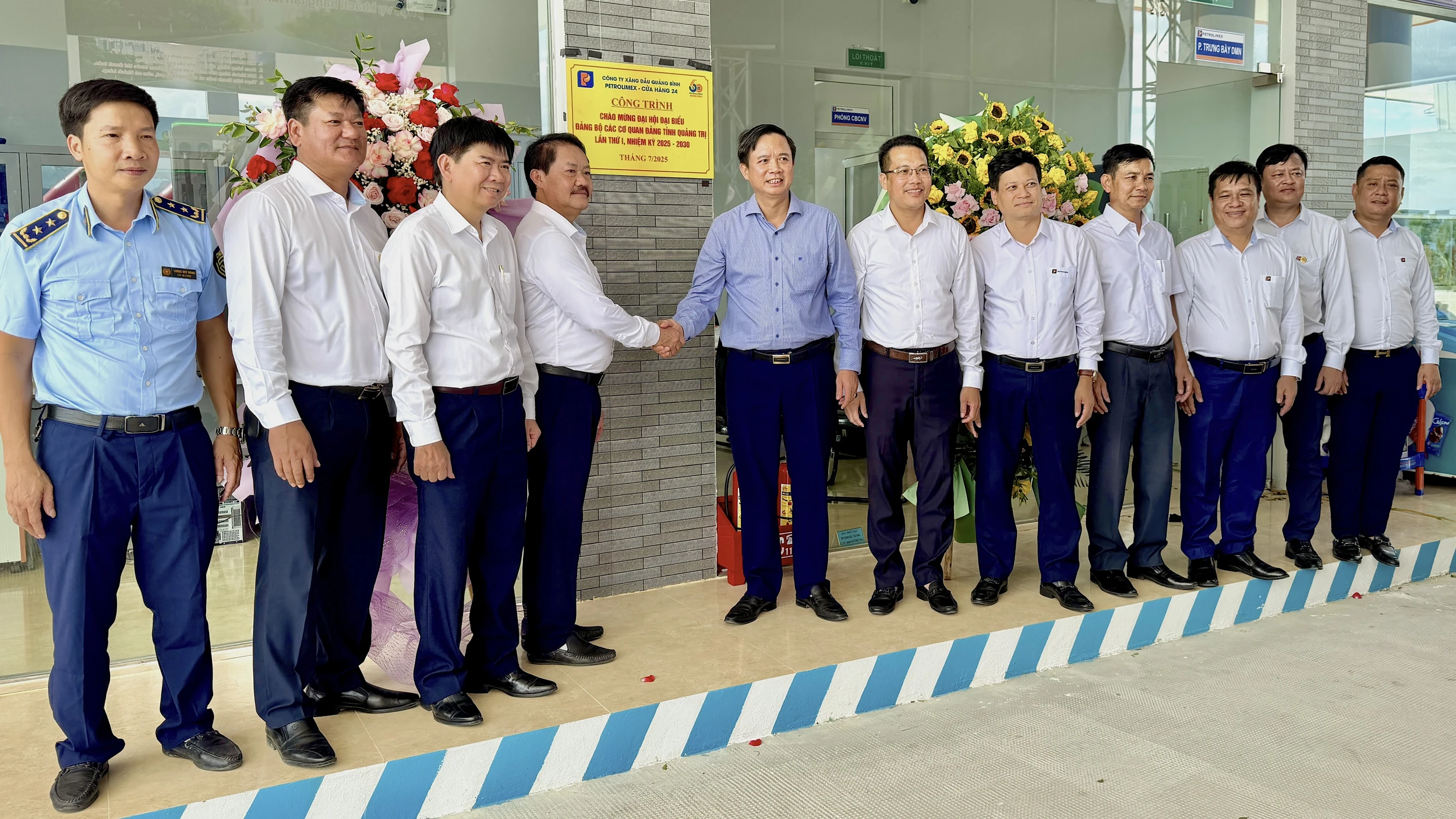 Công trình Petrolimex - Cửa hàng 24 kết hợp Trạm dịch vụ xe tải trên tuyến đường tránh Quốc lộ 1 gắn biển “Chào mừng Đại hội Đảng bộ các cơ quan Đảng tỉnh Quảng Trị lần thứ I, nhiệm kỳ 2025 - 2030” - Ảnh: Q.N