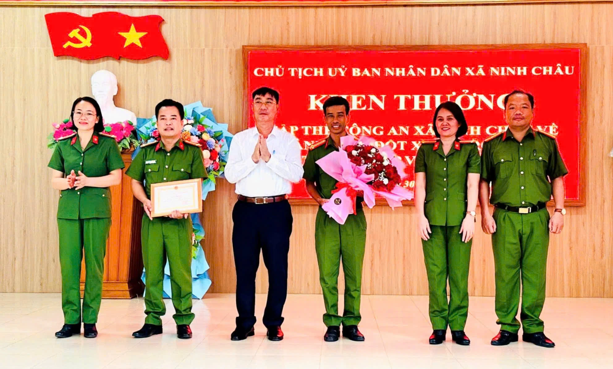 Chủ tịch UBND xã Ninh Châu trao tặng giấy khen đột xuất cho tập thể Công an xã - Ảnh: NG.Khang
