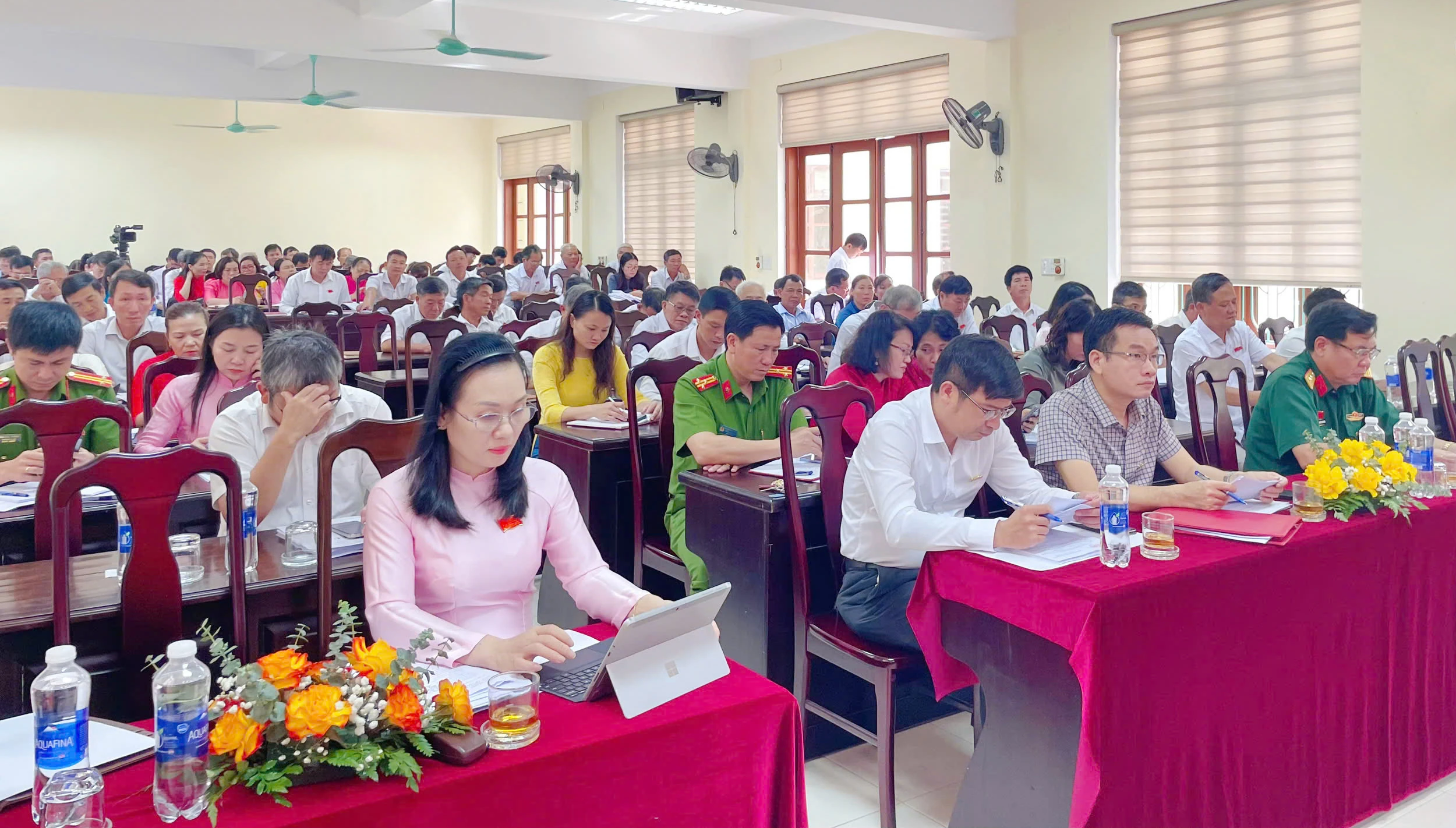Các đại biểu tham dự kỳ họp - Ảnh: L.M