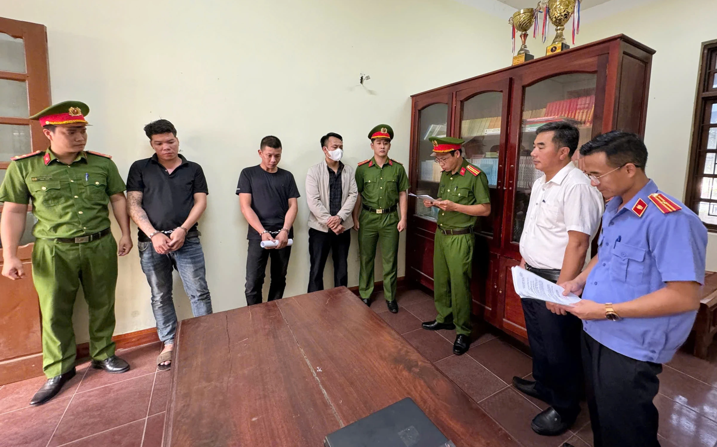 Cơ quan chức năng đọc quyết định k hởi tố bị can , bắt tạm giam nhóm đối tượng hành hung chủ cơ sở nha khoa - Ảnh:N.H