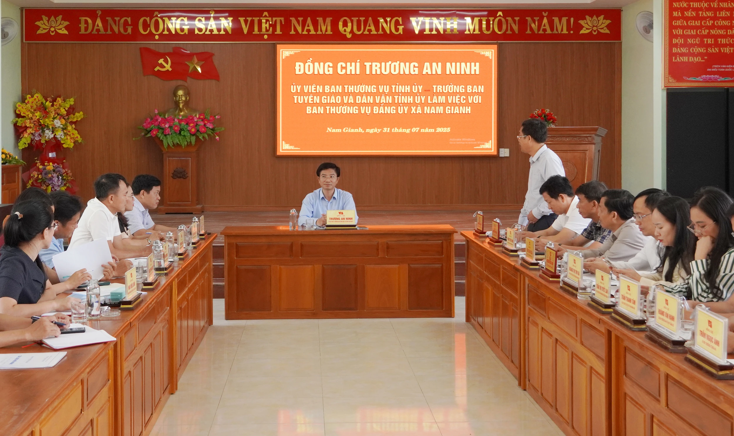 Trưởng ban Tuyên giáo và Dân vận Tỉnh ủy làm việc với xã Nam Gianh