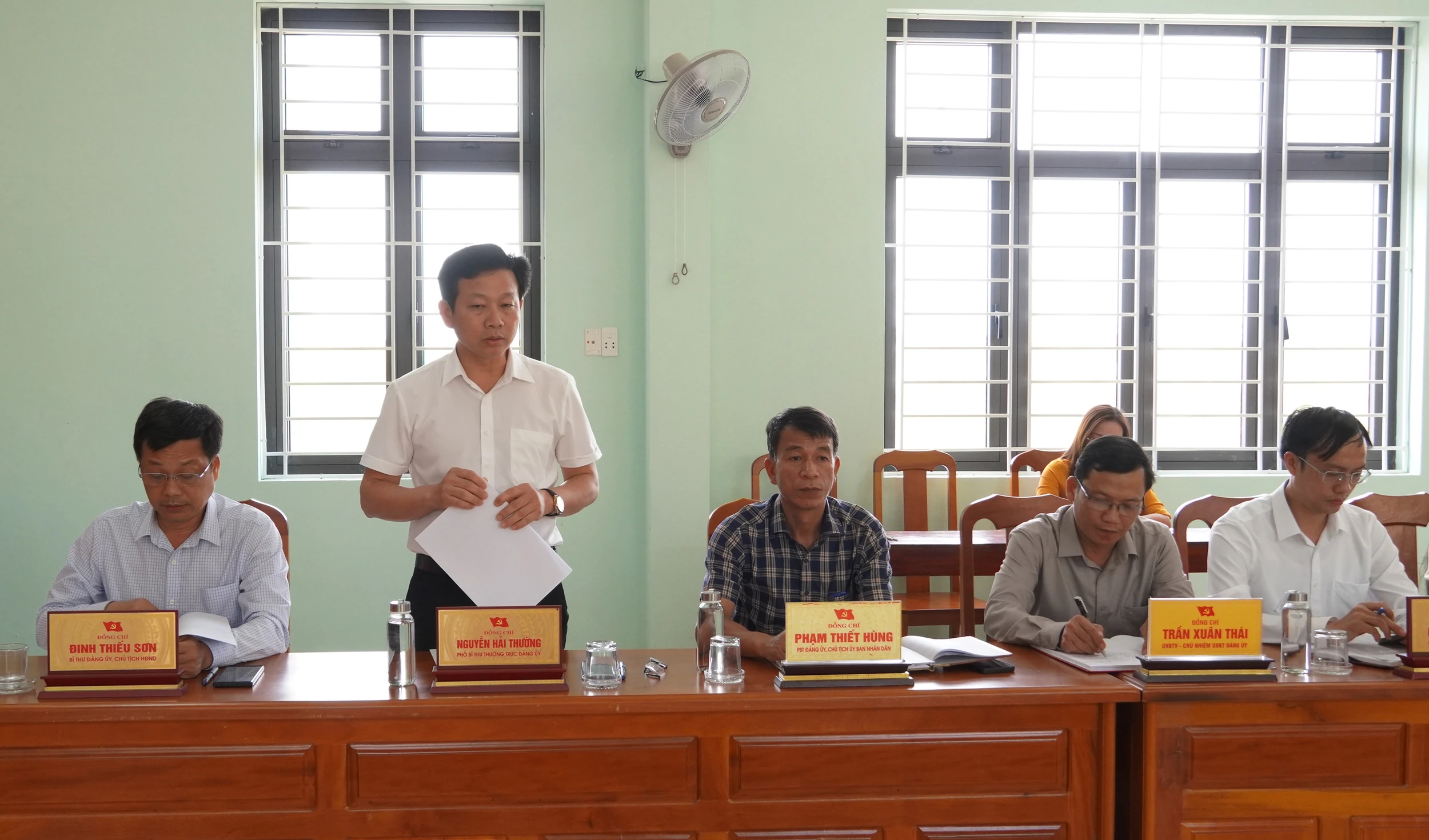 Đại diện lãnh đạo xã Nam Gianh báo cáo công tác chuẩn bị đại hội và việc triển khai thực hiện Chương trình số 01 - Ảnh: N.H