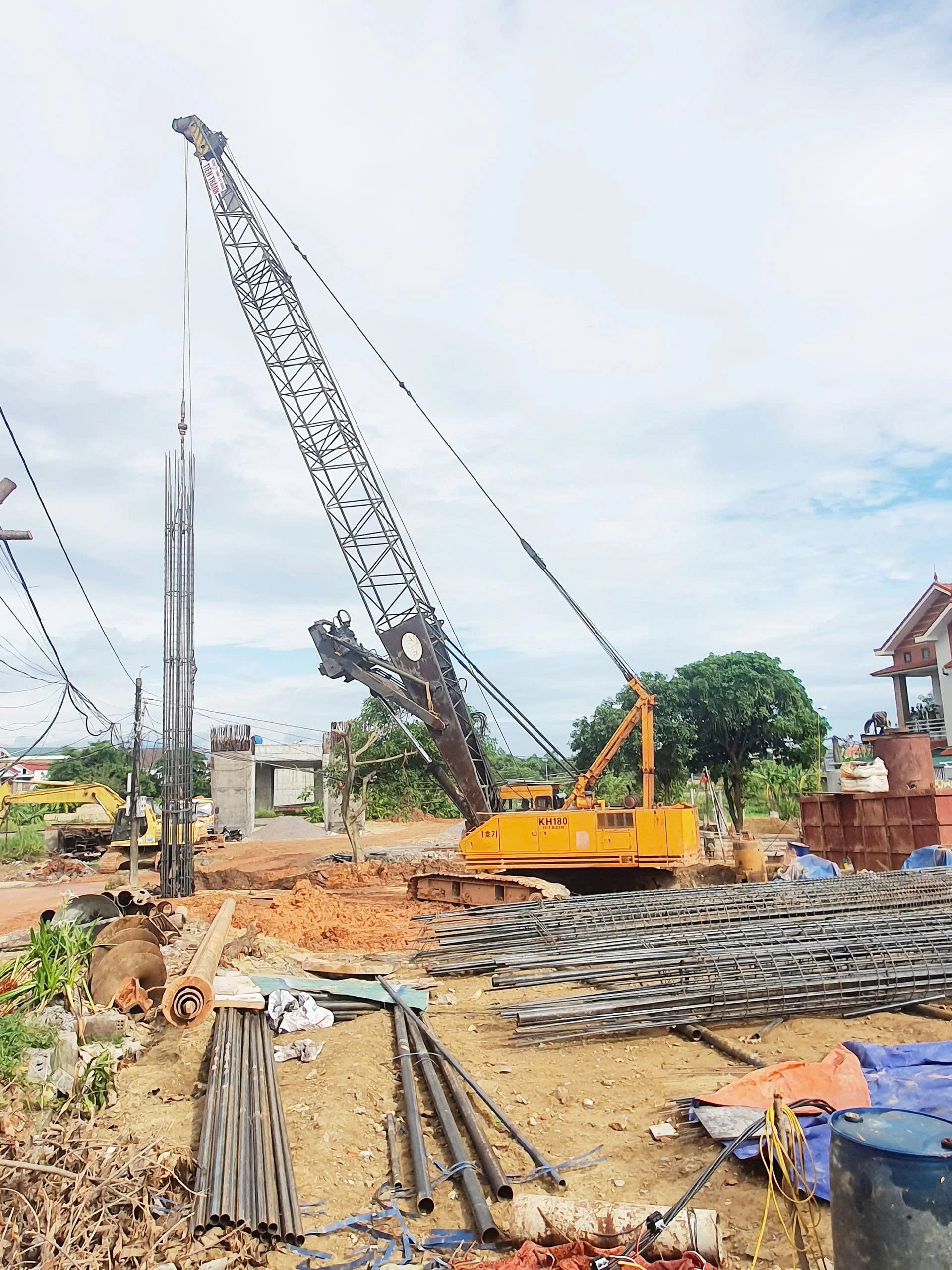 Hạng mục cọc khoan nhồi của mố M1 và xà mũ trụ T1 phía Đông tại gói thầu xây lắp phần cầu đang được nhà thầu triển khai thi công - Ảnh: Đ.T