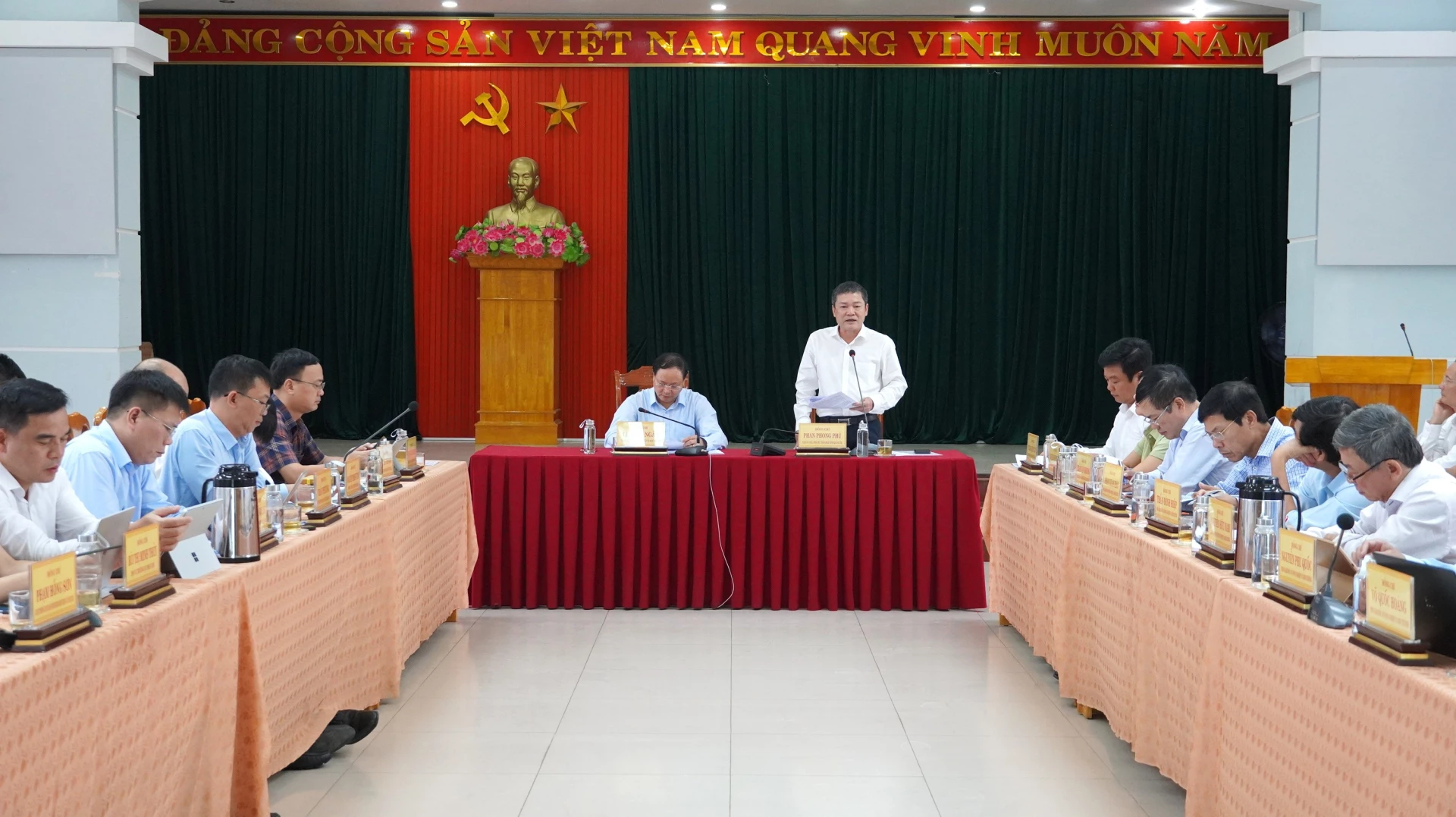 Phó Chủ tịch UBND tỉnh Phan Phong Phú phát biểu tại buổi làm việc - Ảnh: QV