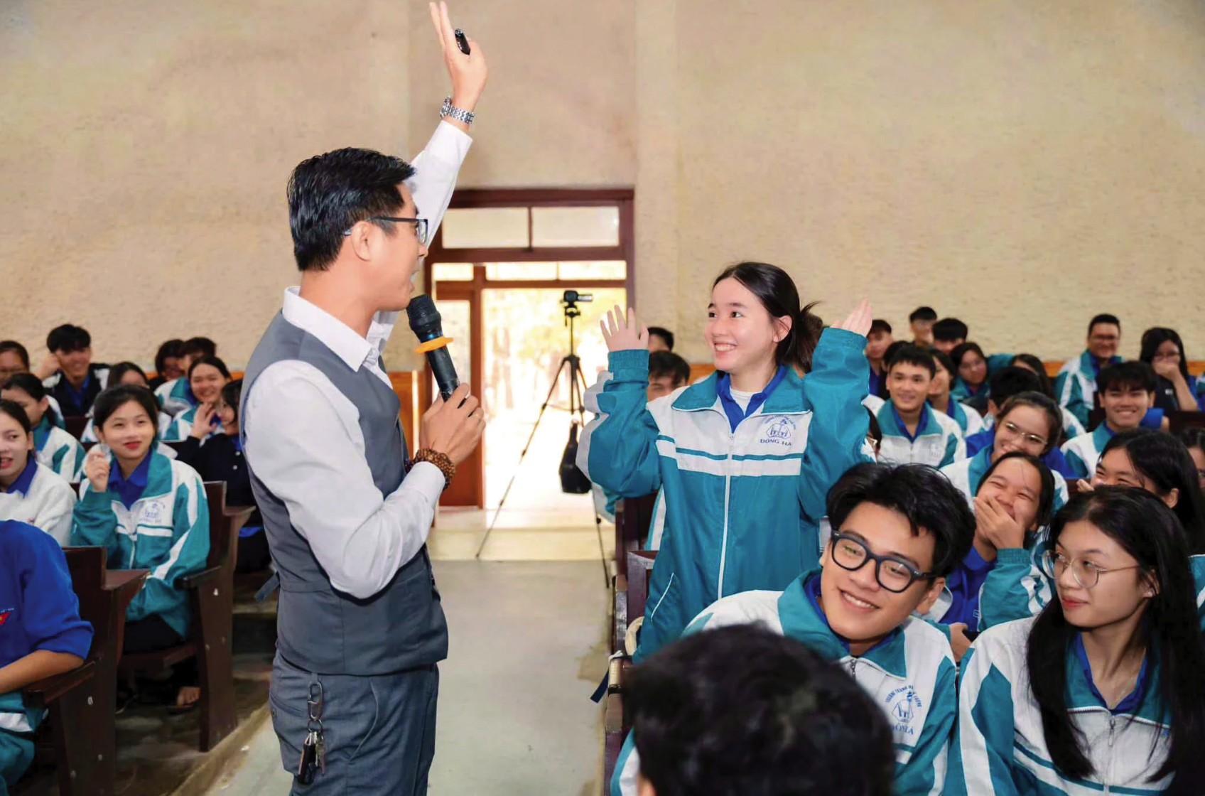 Anh Trần Ngọc Huy truyền cảm hứng học tập, hướng nghiệp, tư vấn kỹ năng cho nhiều học sinh ở Quảng Trị - Ảnh: M.Đ
