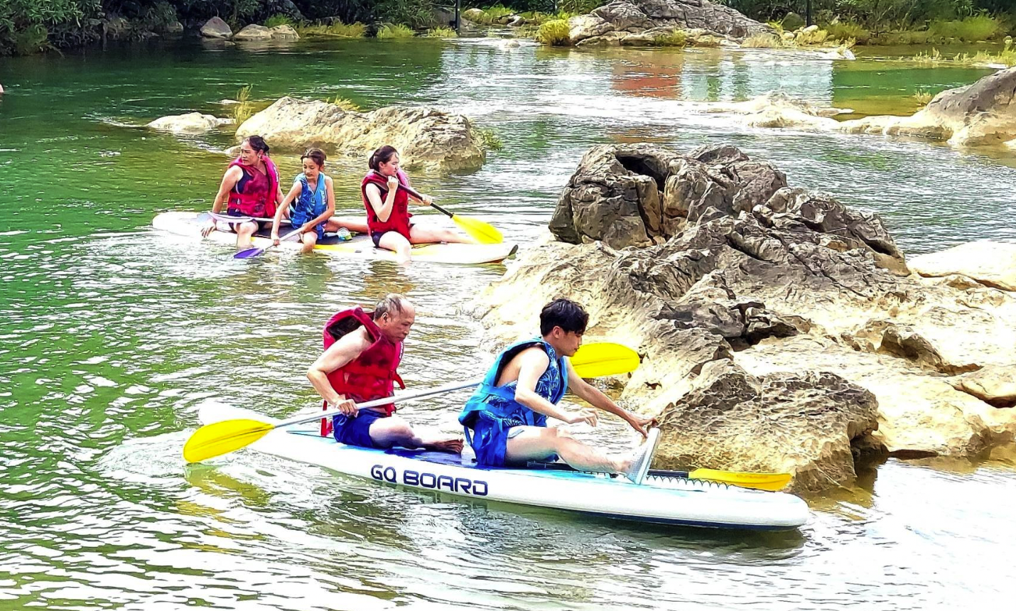 Du khách thích thú với trò chèo SUP trên khe Nước Lạnh.